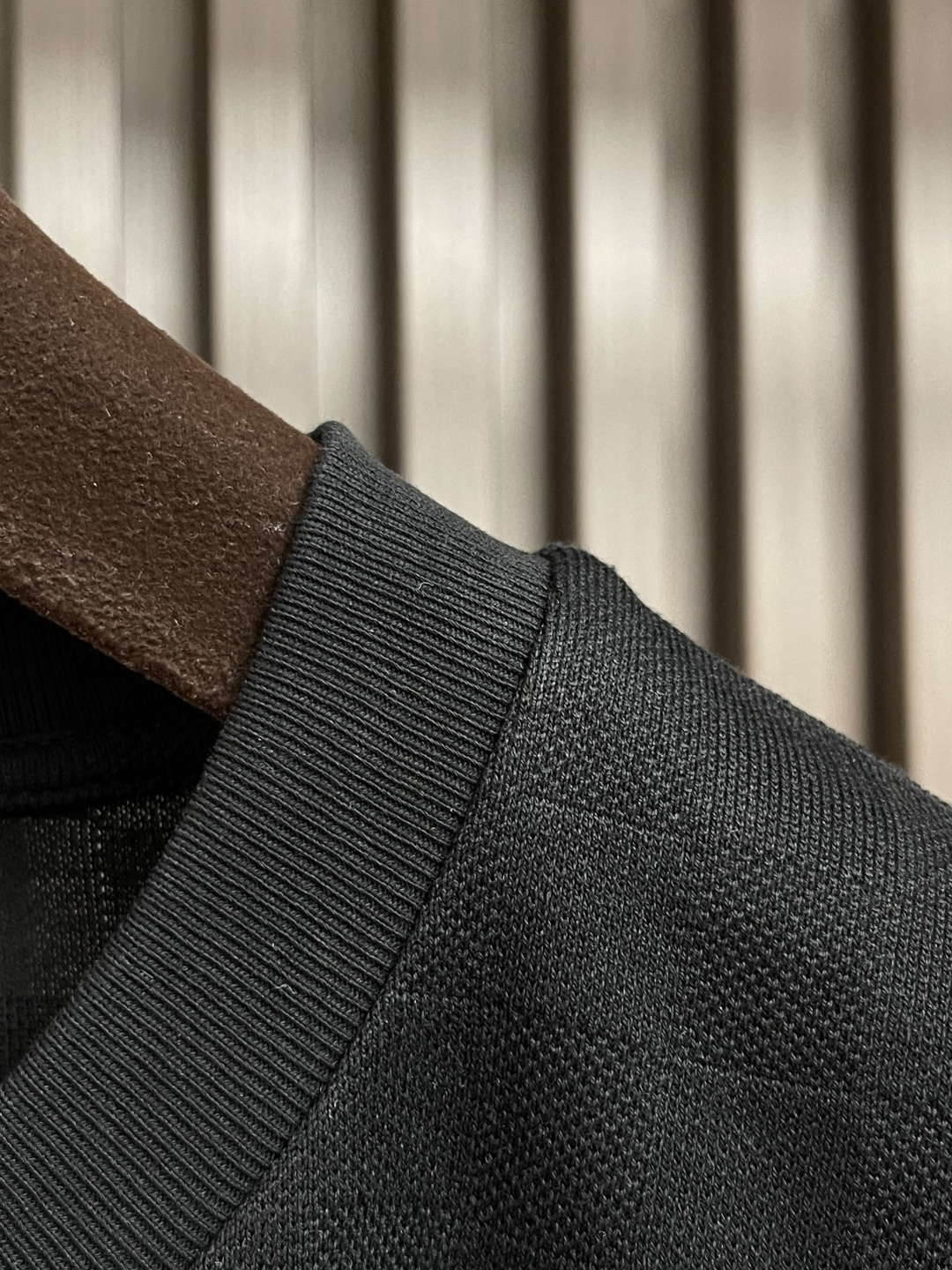 🛒🛒LV 棋盘格提花手写签名串珠柳丁短袖T恤，本款珠地棉以Der提花呈现细腻肌理，再以莹亮串珠于胸前勾勒