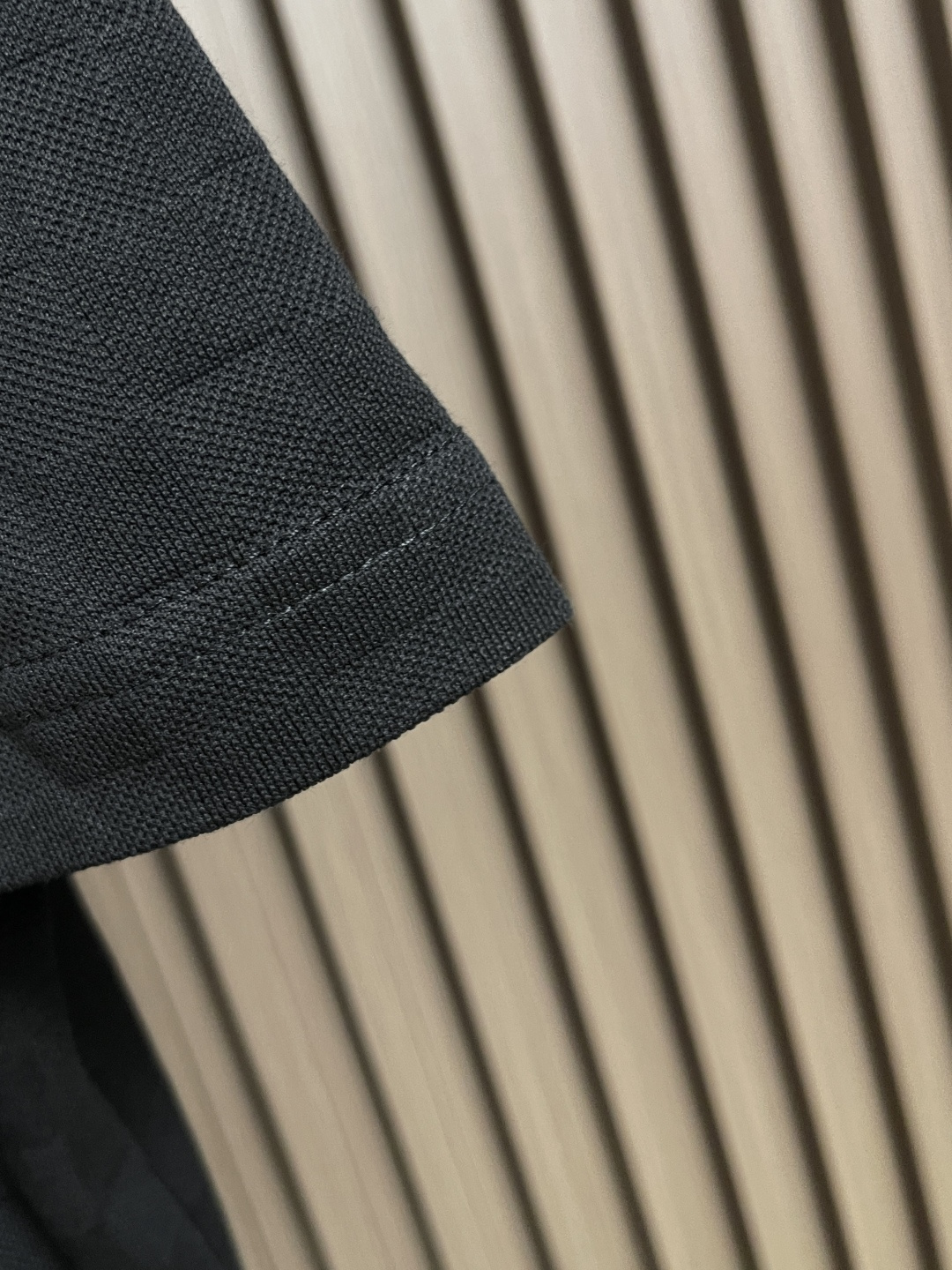 🛒🛒LV 棋盘格提花手写签名串珠柳丁短袖T恤，本款珠地棉以Der提花呈现细腻肌理，再以莹亮串珠于胸前勾勒