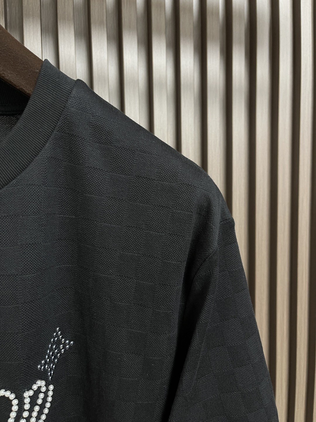 🛒🛒LV 棋盘格提花手写签名串珠柳丁短袖T恤，本款珠地棉以Der提花呈现细腻肌理，再以莹亮串珠于胸前勾勒