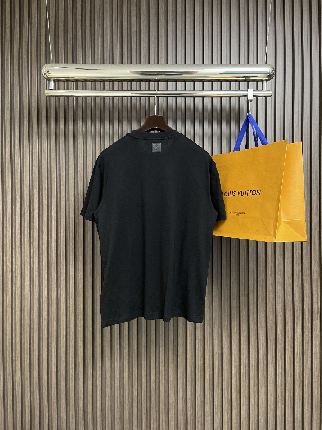 🛒🛒LV 棋盘格提花手写签名串珠柳丁短袖T恤，本款珠地棉以Der提花呈现细腻肌理，再以莹亮串珠于胸前勾勒