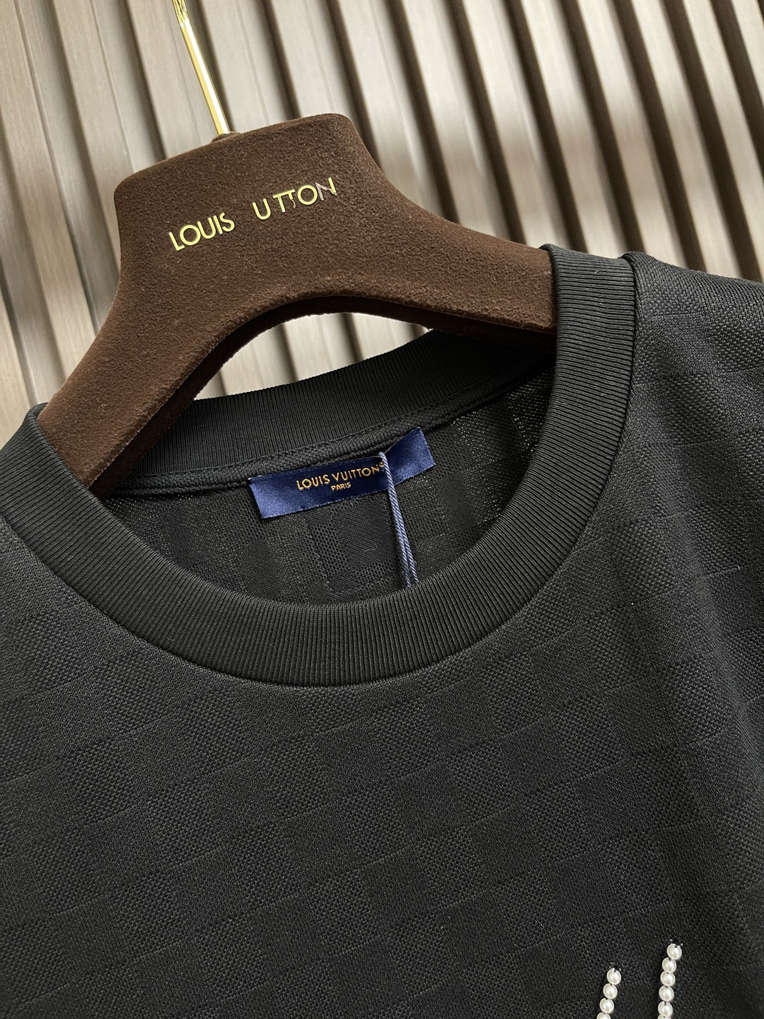 🛒🛒LV 棋盘格提花手写签名串珠柳丁短袖T恤，本款珠地棉以Der提花呈现细腻肌理，再以莹亮串珠于胸前勾勒