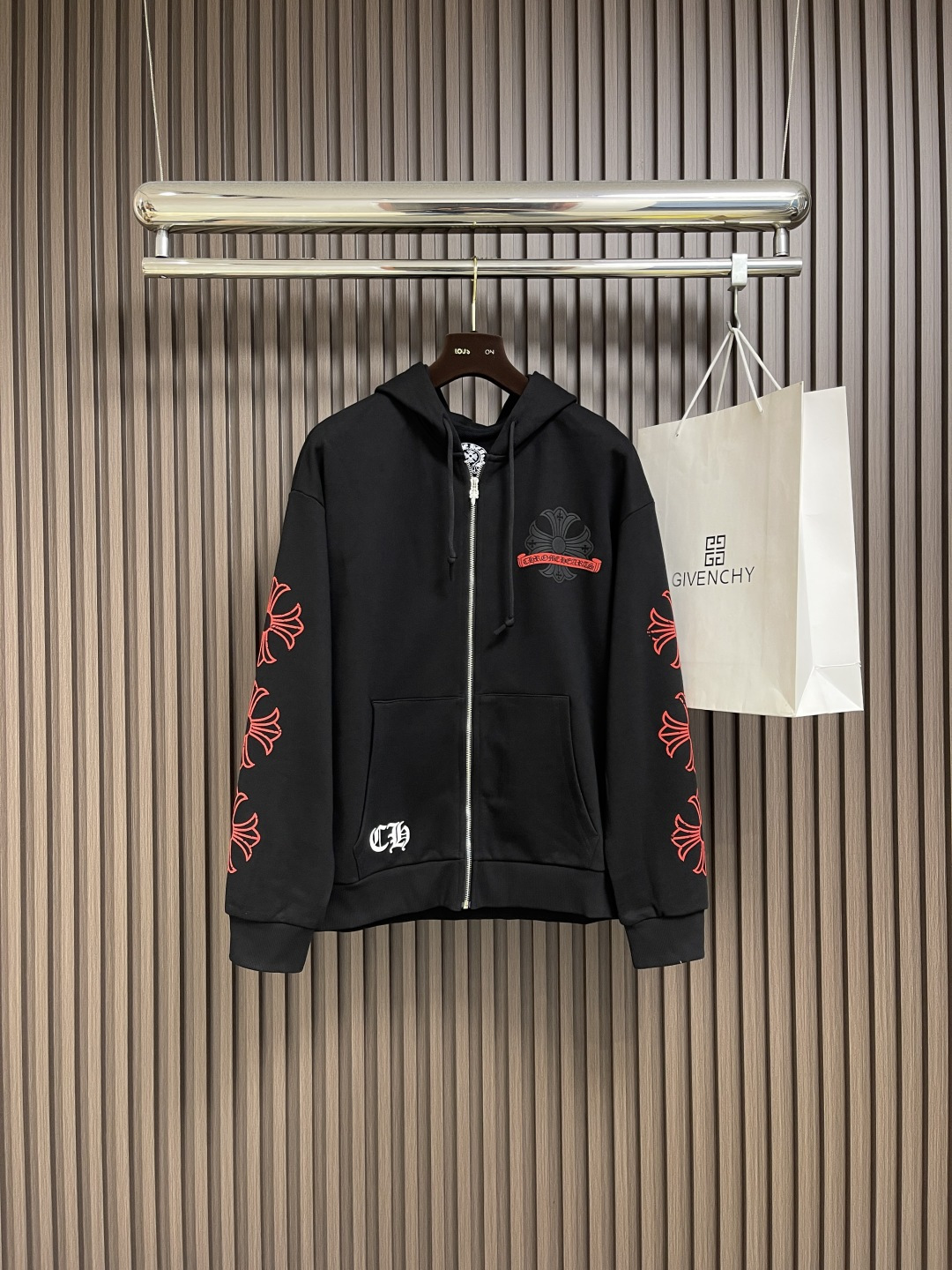 NO:523649,CH Come Hearts 2025FW Red Cross Printed Zipper Hooded Jacket, High Grade Weight, High Density and High Quality, Wool Soft and Delicate, Soft and Slim, Warm and Skin-friendly, Excellent Warm and Skin-friendly, No Color Difference, No Color Difference, Regular and Color Difference, Regular and Color-free, Regular and Color-free, Regular and Details, Crush the ordinary version on the market, Hardware Zipper Accessories are customized, Full of details. Size S-XL,, Jackets & Coats, Hats, Alexander wang19860909CH Come Hearts 2025FW 红十字架印花拉链连帽外套,高克重高密度高品质 毛料柔软细腻亲肤 触感软糯丝滑 保暖性亲肤性极佳定织定染无色差 无论面料还是做工细节 碾压市面普通版本 五金拉链辅料均为定制 细节满满.尺码S-XL,,jackets & coats,hats,alexander wang,Men's clothing