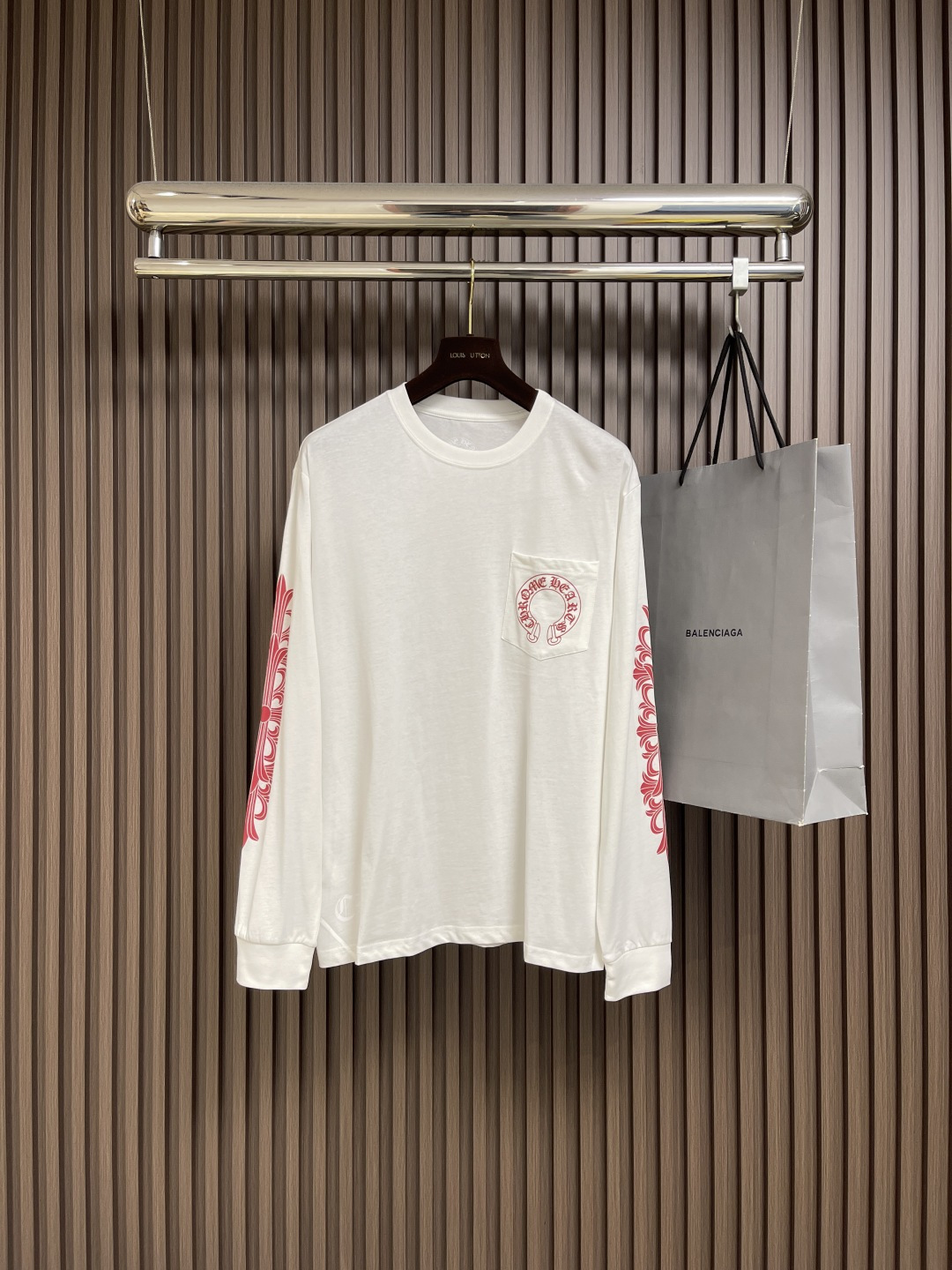 NO:523640,Come hearts CH Croxin graffiti letters limited Sanskrit printed long-sleeved T-shirt, neckline cuffs high gram heavy threads, fabric fixed weaving and dyeing 280g double yarn pure cotton fabric, wash water anti-counterfeiting tag and other auxiliary materials are all correct versions, super conspicuous, beautiful and super atmospheric, the same style as men and women!  The overall body highlights fashion and personality, and it is even more recommended to wear ace for couples!  !  Same style for men and women. Size S-XL, chrome hearts, tees, t-shirt, alexander wang19860909Come hearts CH 克罗心涂鸦字母限定梵文印花长袖T恤,领口袖口高克重螺纹,面料定织定染280g双纱纯棉面料,洗水防伪吊牌等辅料标均正确版本,超级显眼超级好看超级大气,男女同款！整体上身特彰显时尚和个性,情侣一起穿更是炸街王牌推荐t恤！！男女同款.尺码S-XL,,chrome hearts,tees，t-shirt,alexander wang,Men's clothing