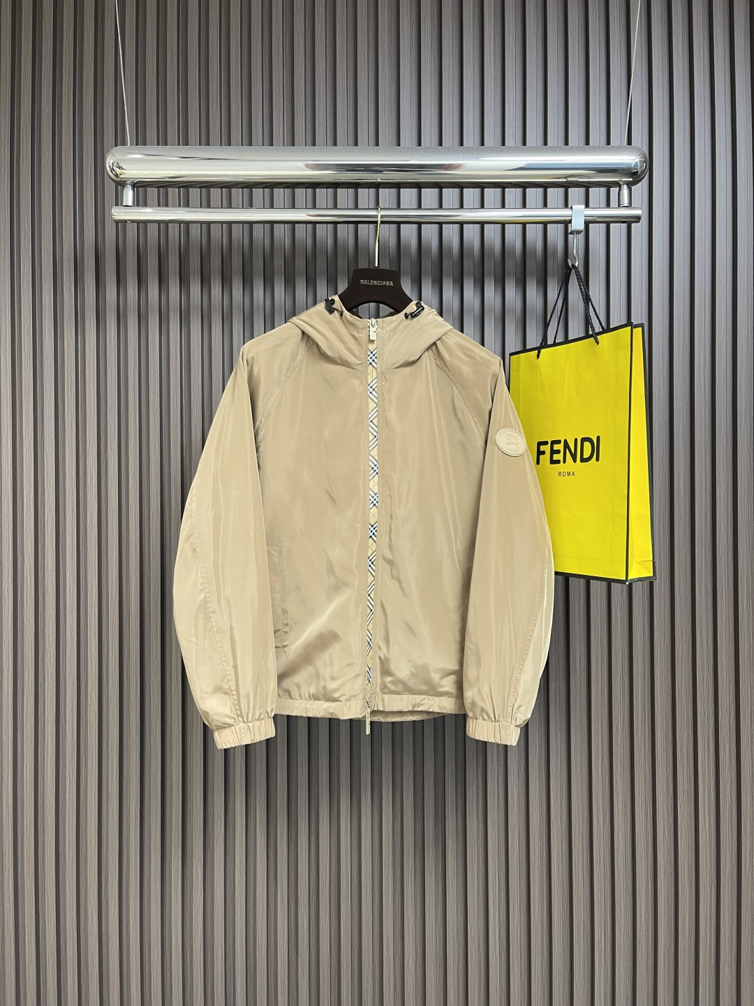 NO:573267,Burberry silicone stamped nylon hooded jacket is not afraid of any challenges in terms of material, detail restoration and craftsmanship, just to provide everyone with a wonderful product, incorporating Burberry plaid ribbons and B  Font-shaped zipper puller. Lightweight texture, casual fit. Decorated with knight seal appliqué, derived from the archive pattern of brand bags in the 1980s. Two-way zipper closure - drawstring hood and hem - side zipper pockets - elastic cuffs - decorated with equestrian knight logo and silicone plaque. Not only can it block the sun for you in the hot spring and summer!  It prevents ultraviolet rays from tanning the skin and is perfectly breathable and quick-drying!  It can also protect you from rain and wind in autumn and winter, so you can travel without fear!  Every bit is very unique, waterproof, sunproof, windproof, lightweight, extreme quality, and gorgeous details!  !  The upper body naturally has that kind of generous and simple beauty. Sizes M-3XL,, burberry, jackets & coats, hats, alexander wang19860909Burberry 硅胶印章尼龙连帽外套,不管是材质还是细节还原度以及工艺制作方面不惧任何挑战,只为给大家奉献绝妙产物,融入 Burberry格纹饰带和 B 字型拉链头.质地轻盈,呈现休闲版型.装饰骑士印章贴花,源自1980年代品牌包款的典藏图案.双向拉链开合﹣抽绳式连帽与衣摆﹣侧边拉链口袋﹣弹性袖口﹣饰有马术骑士徽标 硅胶饰牌.在炎热春夏天不仅能为你阻挡太阳！不让紫外线晒黑皮肤、更能完美透气速干！秋冬天也能防雨防风让你无惧出行！每一处都是非常独特的,防水,防晒,防风,轻便,品质极端,细节华丽！！上身自然而然的具备那种大方简约之美.尺码M-3XL,,burberry,jackets & coats,hats,alexander wang,Men's clothing