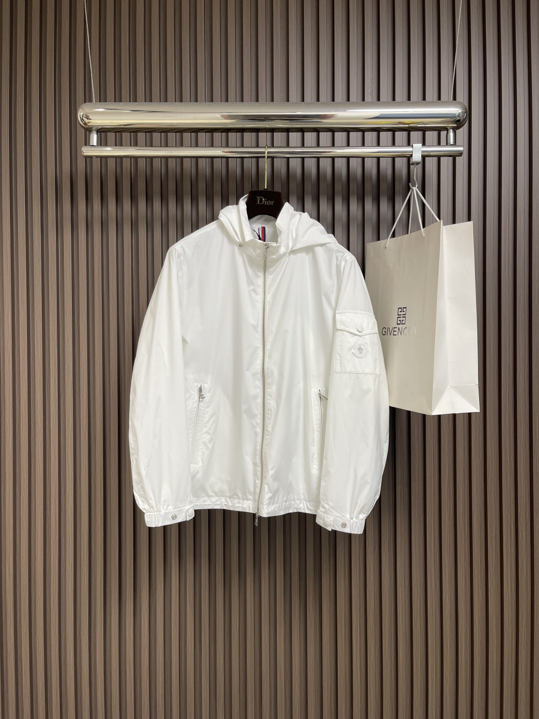 NO:572221,moncler 2025ss new autumn and winter jacket, the appearance is perfect, comfortable and warm, complete with three colors, full and attractive colors, very outstanding design, easily upgrade the fashion sense, the workmanship is extremely sophisticated and rigorous, and the wiring is neat and meticulous!  A masterpiece from a famous designer!  The upper body does not look bloated and is super handsome!  Size M-3XL,,jackets & coats,jackets & coats,alexander wang19860909moncler 2025ss秋冬季新款夹克外套,品相非常完美,舒适保暖,三标齐全色泽饱满诱人,非常出彩的设计,轻松将时髦感进阶,做工极为考究严谨,走线工整细致！大牌设计师巨作！上身不显臃肿、超级帅气！尺码M-3XL,,jackets & coats,jackets & coats,alexander wang,Men's clothing