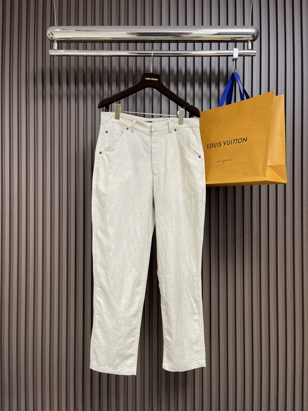 NO:573281,PRADA  Pocket steel label Tencel linen cotton trousers, the fabric is made of 60-count Tencel linen cotton, custom-woven and dyed, with pitted texture on the surface. After washing, the weight is about 320 grams. General washing, the fabric is washed to remove more impurities than the fabric, making the upper body of the garment more supple, and at the same time fixing the fabric pattern. The buttons are made of copper with an aged bronze color, and the surface is  Laser engraving on the top and tonal distressed low bottom. Pocket steel labels with enamel electroplating lettering. These trousers offer a casual appeal with a contemporary lightweight silhouette. Classic five-pocket silhouette with a bold waist and signature enameled triangle metal logo. Available in sizes S-XL, prada, alexander  wang19860909PRADA 口袋钢标天丝麻棉长裤,面料采用60支天丝麻棉,定织定染,面上带有麻点纹路.洗水后克重约为320克.普洗,面料布匹洗水去除多于面料杂质,使成衣上身效果更为柔顺,同时固定面料版型.纽扣采用铜料做旧古铜黑色,面上激光刻字,底部搭配同色做旧低.口袋钢标珐琅电镀刻字.这款长裤展现出休闲魅力,呈现当代轻盈廓形.经典五口袋款式,腰身设计醒目,搭配标志性的涂珐琅三角形金属徽标.尺码S-XL,,prada,alexander wang,Men's clothing