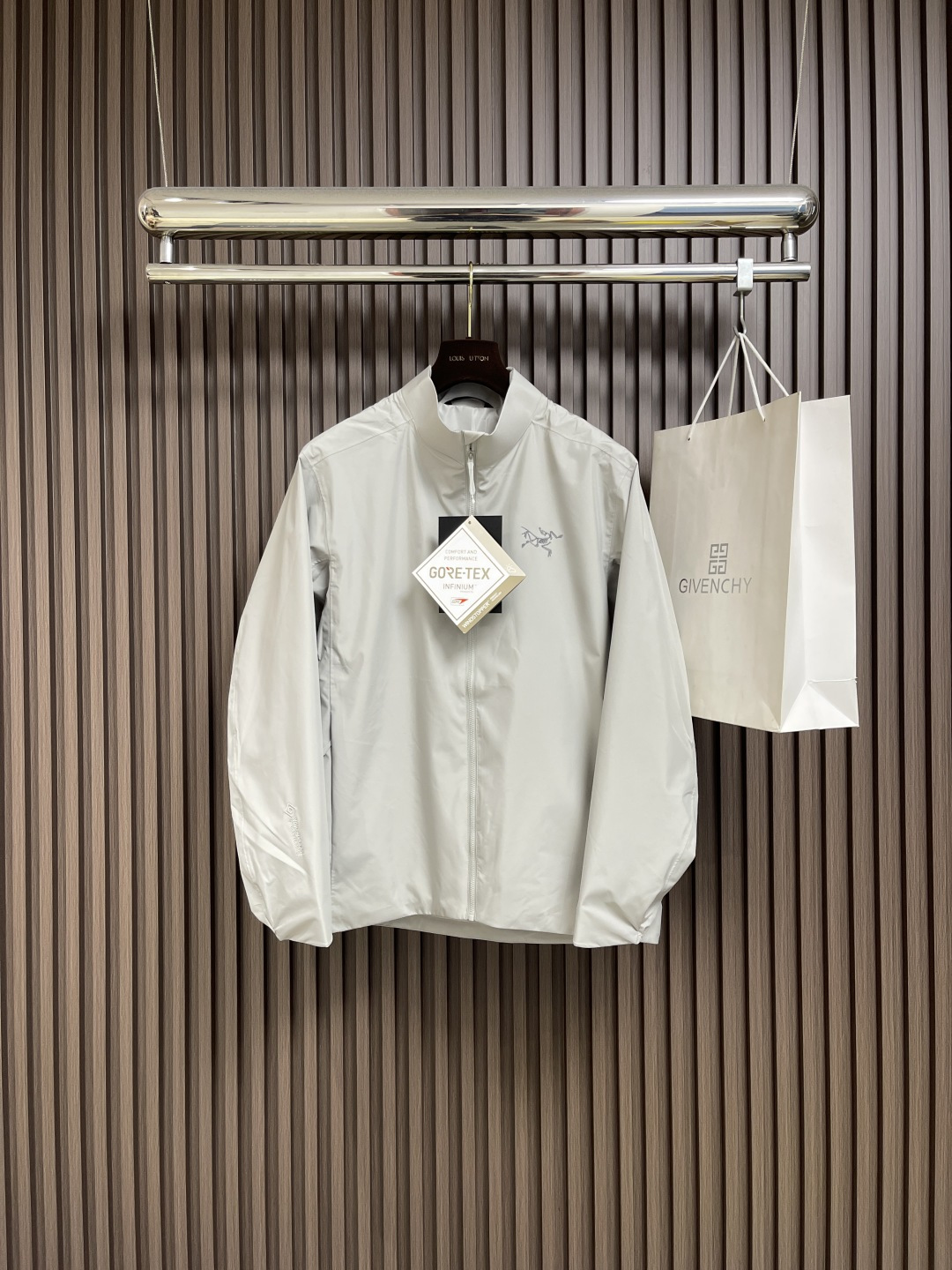 NO:572236,Arcteryx 2025SS summer new lightweight breathable windproof hooded jacket, can be used as sun protection. Suitable for urban commuting and outdoor rock climbing. Windproof and breathable, the upper body is more comfortable. Compatible with various fashion occasions and outdoor activity series, as a famous outdoor brand. Worth recommending. High cost performance. Size S-XXL, arc'teryx, jackets & coats, hats, alexander wang19860909Arcteryx 始祖鸟 2025SS夏季新款轻量透气防风连帽外套,可当防晒.适用于城市通勤和户外攀岩运动.防风透气,上身更加舒适.兼容各种潮流场合及户外活动系列,作为著名户外的品牌.值得推荐.性价比超高.尺码S-XXL,arc'teryx,jackets & coats,hats,alexander wang,Men's clothing