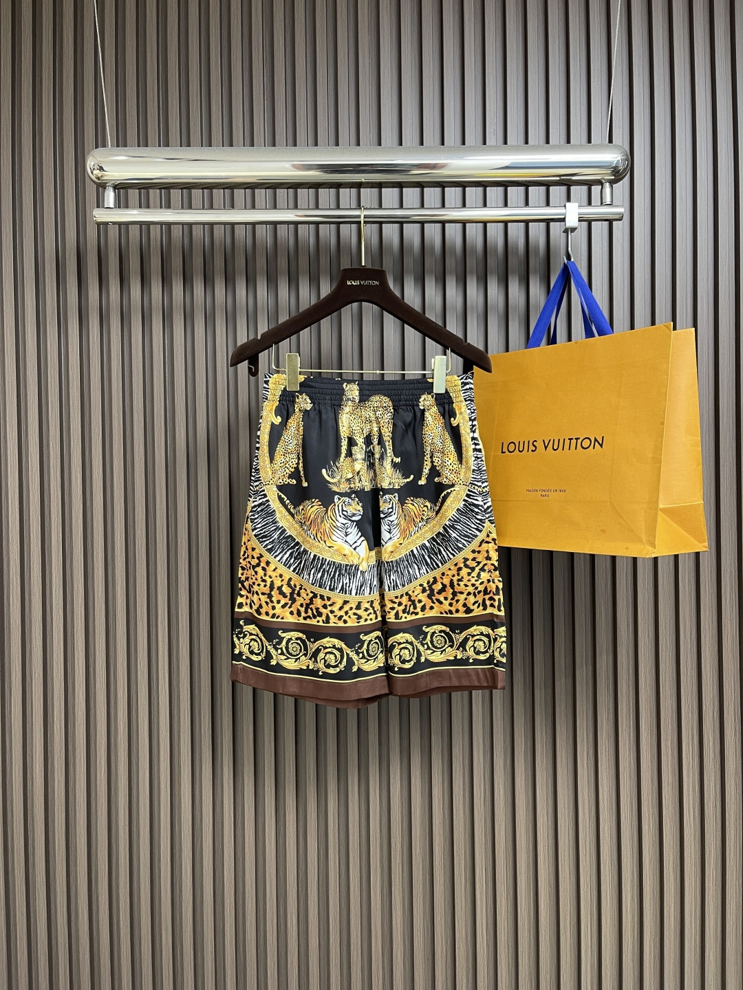 NO:600144,Complete set of versace Versace leopard print and zebra print men's Wild Cats technical silk short-sleeved shirt and shorts suit, decorated with Wild Cats print all over - zebra and leopard print, reinterpretation of the animal kingdom's classic prints, Wild Cats print side pockets, back welt pockets, elastic waist. Fabric technical silk, size 46-52 S-XL,,versace,versace,shorts,shirts,T-shirt,real silk,alexander wang19860909整套 versace范思哲 豹纹和斑马印花男士Wild Cats科技真丝短袖衬衫短裤套装,通体饰有Wild Cats印花一以斑马与豹纹图案,重新诠释动物王国经典印花,Wild Cats印花侧袋,背面嵌线袋,松紧腰边.面料科技真丝,尺码46-52 S-XL,,versace,versace,shorts,shirts,T-shirt,real silk,alexander wang,Men's clothing