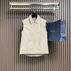 🛒🛒lP🆕 Loro Piana 双面穿无袖马甲外套,没有浮夸缀饰,唯有百年工艺沉淀的剪裁,贴合身体每一 🛒🛒lP🆕 Loro Piana 双面穿无袖马甲外套,没有浮夸缀饰,唯有百年工艺沉淀的剪裁,贴合身体每一