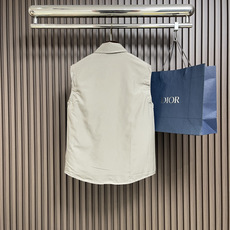 🛒🛒lP🆕 Loro Piana 双面穿无袖马甲外套,没有浮夸缀饰,唯有百年工艺沉淀的剪裁,贴合身体每一 🛒🛒lP🆕 Loro Piana 双面穿无袖马甲外套,没有浮夸缀饰,唯有百年工艺沉淀的剪裁,贴合身体每一