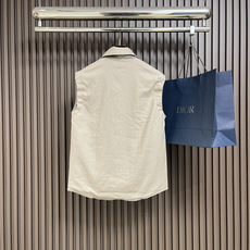 🛒🛒lP🆕 Loro Piana 双面穿无袖马甲外套,没有浮夸缀饰,唯有百年工艺沉淀的剪裁,贴合身体每一 🛒🛒lP🆕 Loro Piana 双面穿无袖马甲外套,没有浮夸缀饰,唯有百年工艺沉淀的剪裁,贴合身体每一