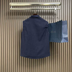 🛒🛒lP🆕 Loro Piana 双面穿无袖马甲外套,没有浮夸缀饰,唯有百年工艺沉淀的剪裁,贴合身体每一 🛒🛒lP🆕 Loro Piana 双面穿无袖马甲外套,没有浮夸缀饰,唯有百年工艺沉淀的剪裁,贴合身体每一