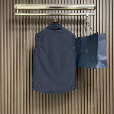 🛒🛒lP🆕 Loro Piana 双面穿无袖马甲外套,没有浮夸缀饰,唯有百年工艺沉淀的剪裁,贴合身体每一 🛒🛒lP🆕 Loro Piana 双面穿无袖马甲外套,没有浮夸缀饰,唯有百年工艺沉淀的剪裁,贴合身体每一