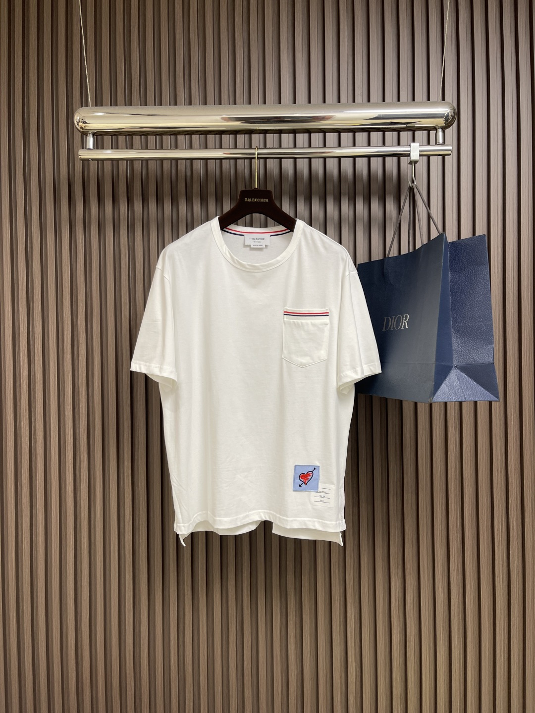 NO:600147,TB Chinese Valentine's Day limited pocket plain short-sleeved T-shirt, using three-color weaving custom thread, 240g high weight pure cotton fabric, slightly wide version, zp custom love note stickers, the simpler the more complicated and difficult to make, the design of the materials and the version is extremely tested. Deep sea shell buckle. Size 1-2-3-4,, T-shirt, tees, t-shirt, alexander wang19860909TB 七夕限定口袋平纹短袖T恤,采用三色织定制螺纹,240g高克重纯棉面料,版型微阔 zp订制爱心便签贴,越简单的越繁缛难做,极考验用料和版型的设计深海贝壳扣.尺码1-2-3-4,,T-shirt,tees，t-shirt,alexander wang,Men's clothing