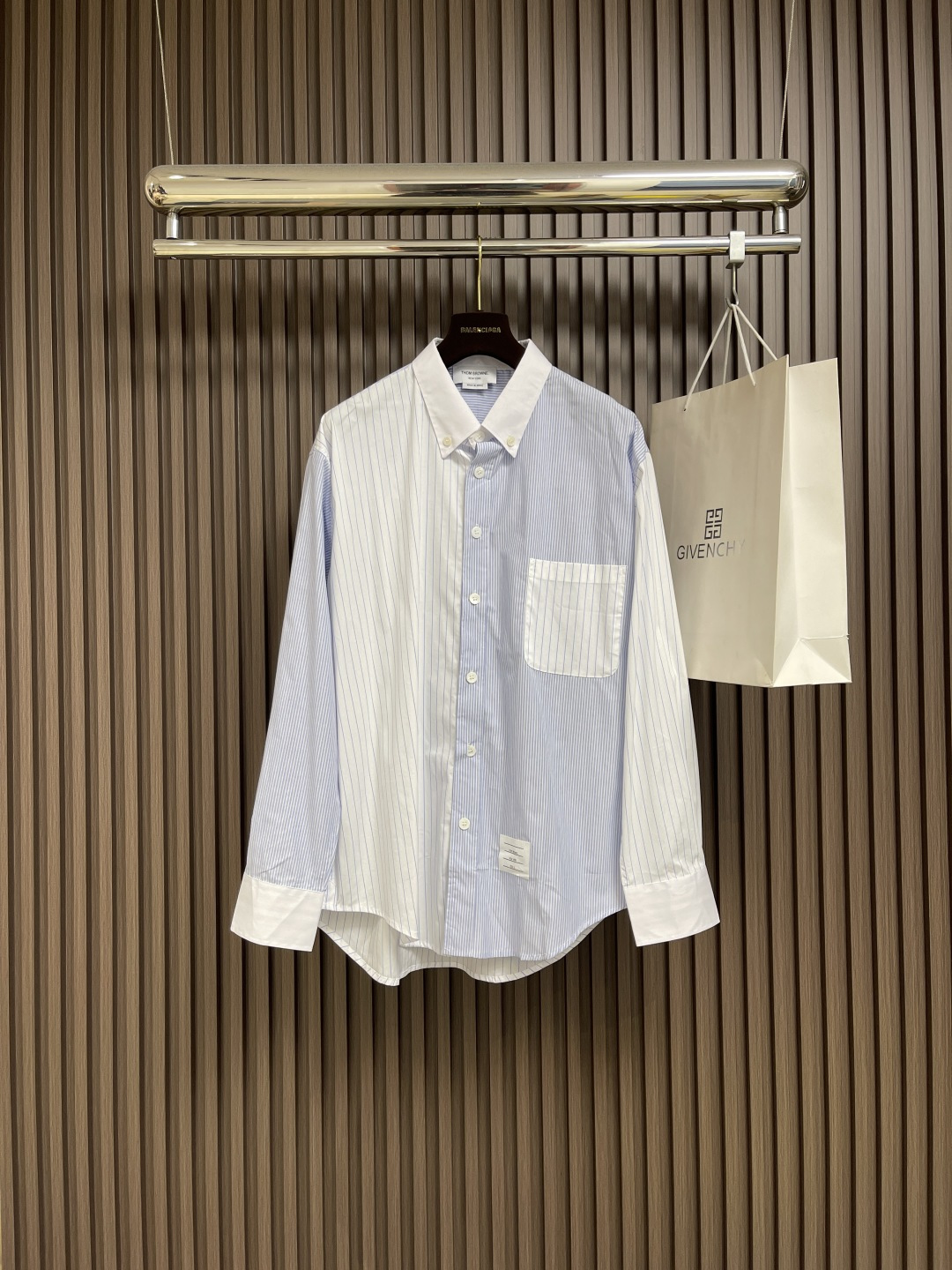 NO:573289,TB ThomBrowne color-blocked striped long-sleeved shirt. The casual and loose fit design makes you look slim and casually handsome. The custom-made pure cotton fabric has a great texture. It looks great when worn alone or layered. It can be used for daily commuting. The same style for men and women. A must-have for early autumn. Sizes 1-2-3-4,,thom browne,alexander wang19860909TB ThomBrowne汤姆布朗 拼色条纹长袖衬衣 休闲宽松版型设计显瘦又随性帅气感 定制纯棉面料质感超赞 单穿叠穿都好好看日常通勤皆可 男女同款早秋必入款.尺码1-2-3-4,,thom browne,alexander wang,Men's clothing