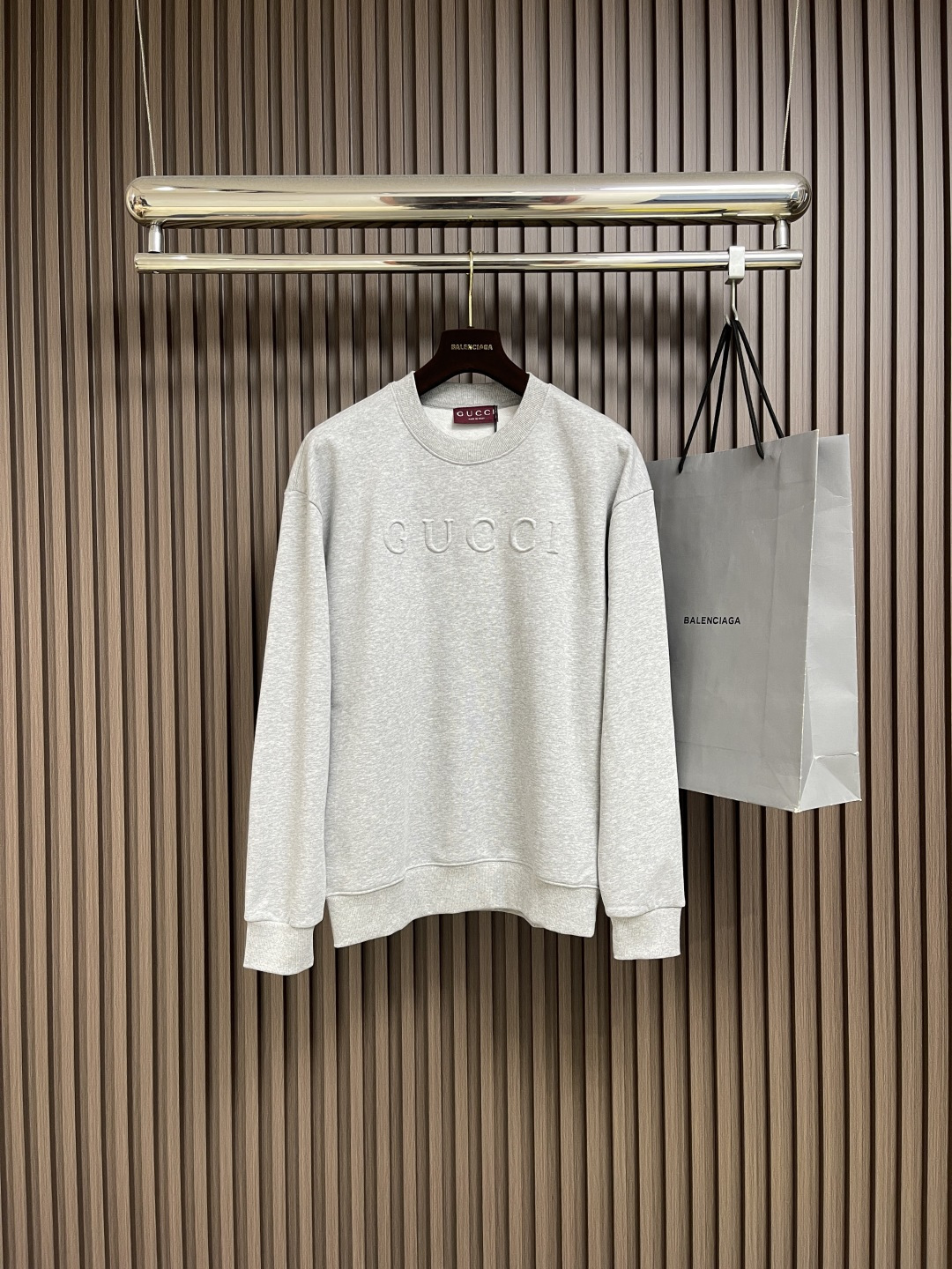 🛒🛒GUCCI 2025ss新款经典简约撞色胸前重工刺绣纯棉圆领卫衣，一贯风格，经典红白撞色，万针刺绣，