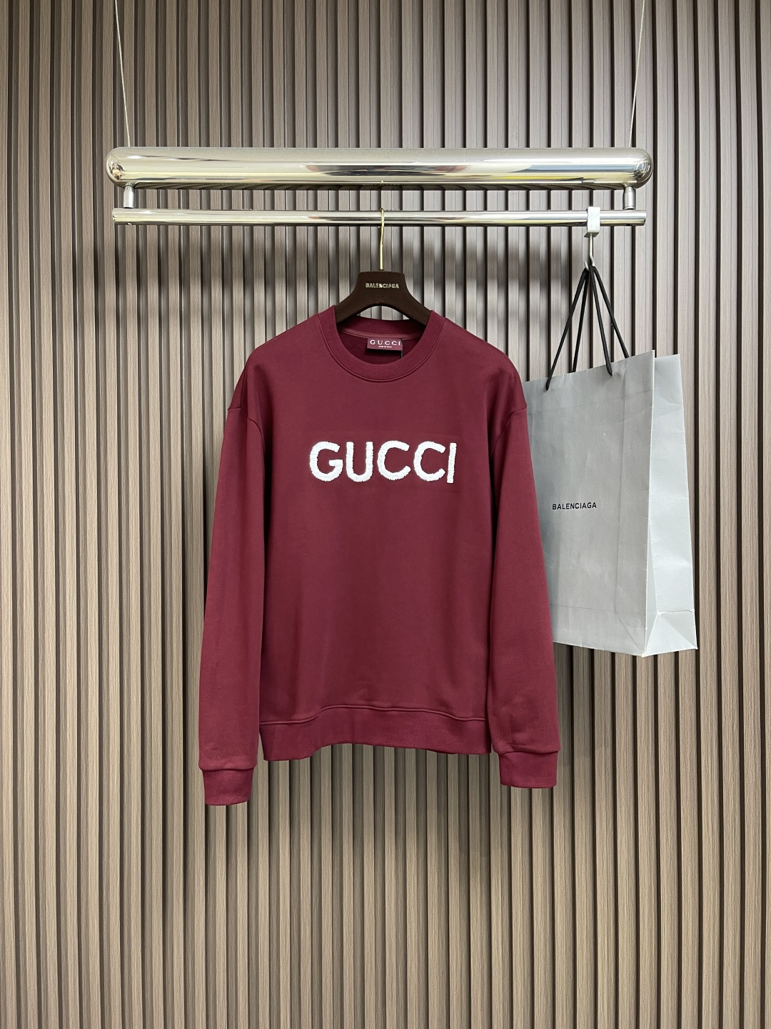 🛒🛒GUCCI 2025ss新款经典简约撞色胸前重工刺绣纯棉圆领卫衣，一贯风格，经典红白撞色，万针刺绣，