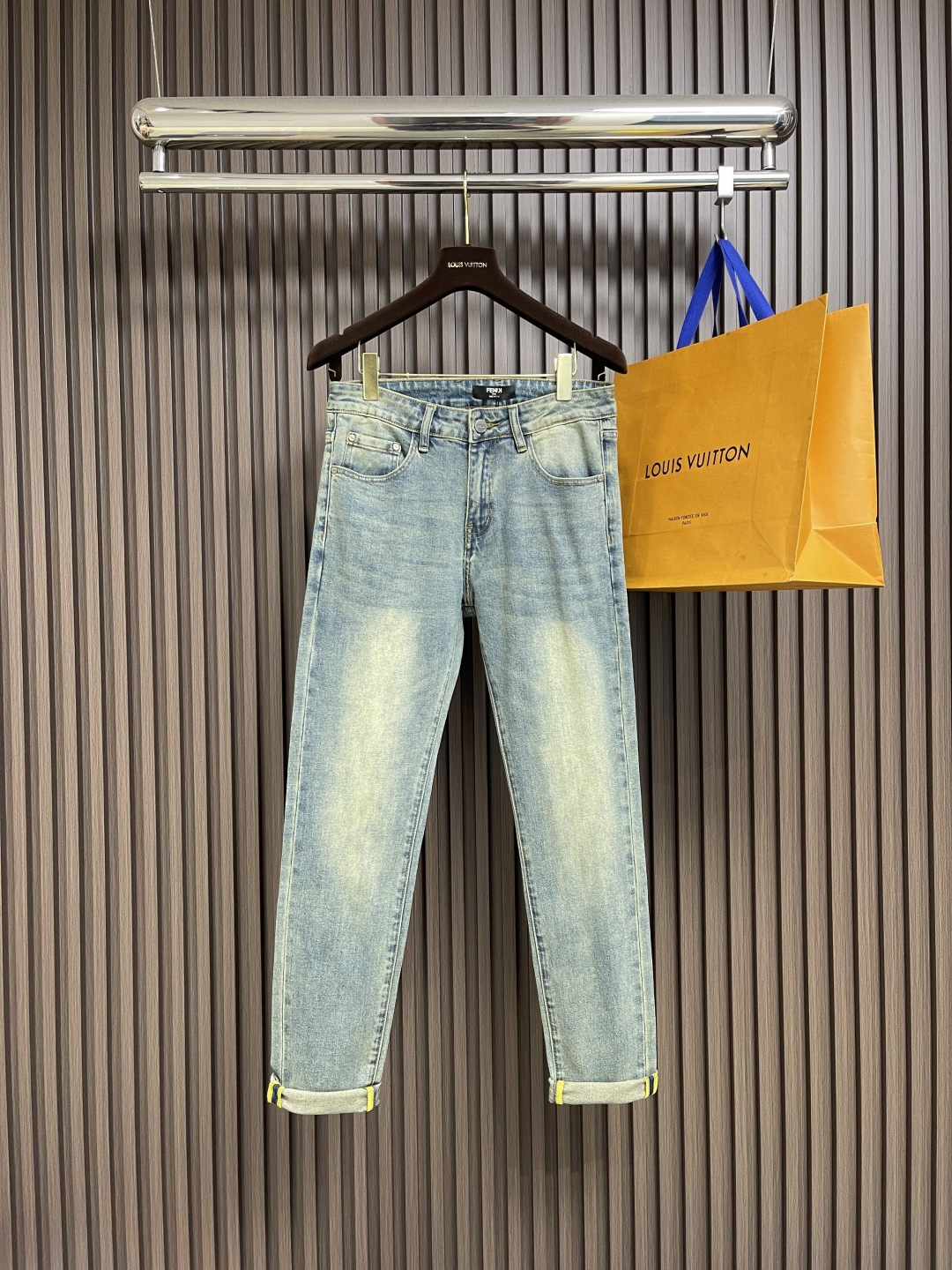 NO:573292,Fendi's new hemmed jeans, custom-made imported denim fabric, excellent texture. Classic five-pocket design, embroidered logo logo design on the back pocket, original hardware and accessories, meticulous attention to detail, perfect production. Sizes 28-38, yes 35, no 37,, fendi, jeans, alexander wang19860909Fendi 新款卷边牛仔裤,订制进口丹宁布料,质感卓然.经典五袋设计,后袋刺绣 logo标识设计,原厂一致五金辅料,细节做到极致,出品堪称完美.尺码28-38 有35 无37,,fendi,jeans,alexander wang,Men's clothing