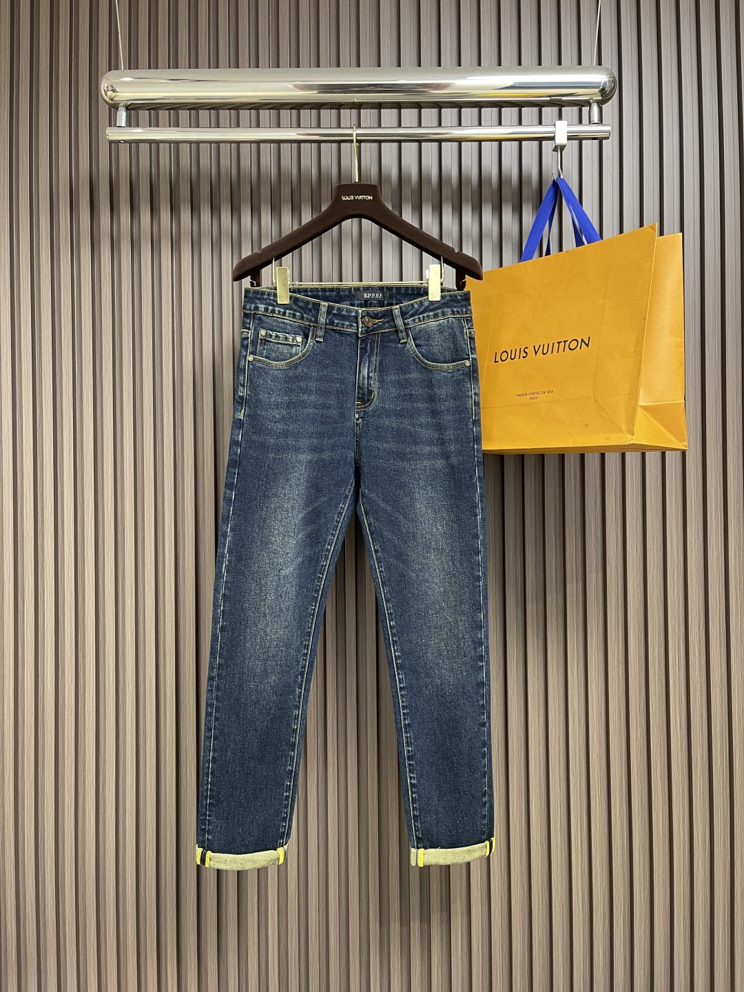 NO:573297,GUCCI 2025ss new spring and summer washed men's casual jeans, a pair of jeans with a strong sense of style. Fashion is a cycle, so this cycle is especially intensive in the denim category!  These jeans are made of imported Japanese denim denim cotton fabric, washed and whitened by heavy industry, and they look very good!  The comfort level is also unmatched. The fabric is soft, skin-friendly and elastic, and has excellent perspiration wicking and breathability. It can be worn all year round!  The back pocket is full of recognizable embroidery, as well as the matte lacquered metal button details with engraved words, showing the brand identity in a low-key and restrained way!  Classic small straight jeans cut, the upper body can modify all imperfect leg shapes, instantly dividing the identity into a golden ratio effect, it is very worthy of being included in men's wardrobe. Sizes 28-38 Yes 35 No 37, gucci, jeans, gold, alexander wang19860909GUCCI 2025ss春夏新品水洗男士休闲牛仔裤,腔调感极强的一款牛仔裤,都是时尚是个轮回,那么于牛仔类别而言这样的轮回尤其密集！该牛仔裤采用客供进口日制丹宁牛仔棉布制成,重工水洗磨白,颜值度超级高！舒适度方面同样也不安下风,面料柔软亲肤有弹力,同时兼顾出色的排汗透气性,可兼顾一年四季穿着搭配！后兜充满辨识度的刺绣,以及刻有字样的哑光漆面金属纽扣细节,低调内敛的展现出品牌身份！经典小直筒牛仔裤版型剪裁,上身能够修饰所有不完美的腿型,瞬间将身份拉分成黄金比例效果,非常值得被收入男士的衣橱之中.尺码28-38 有35 无37,,gucci,jeans,gold,alexander wang,Men's clothing