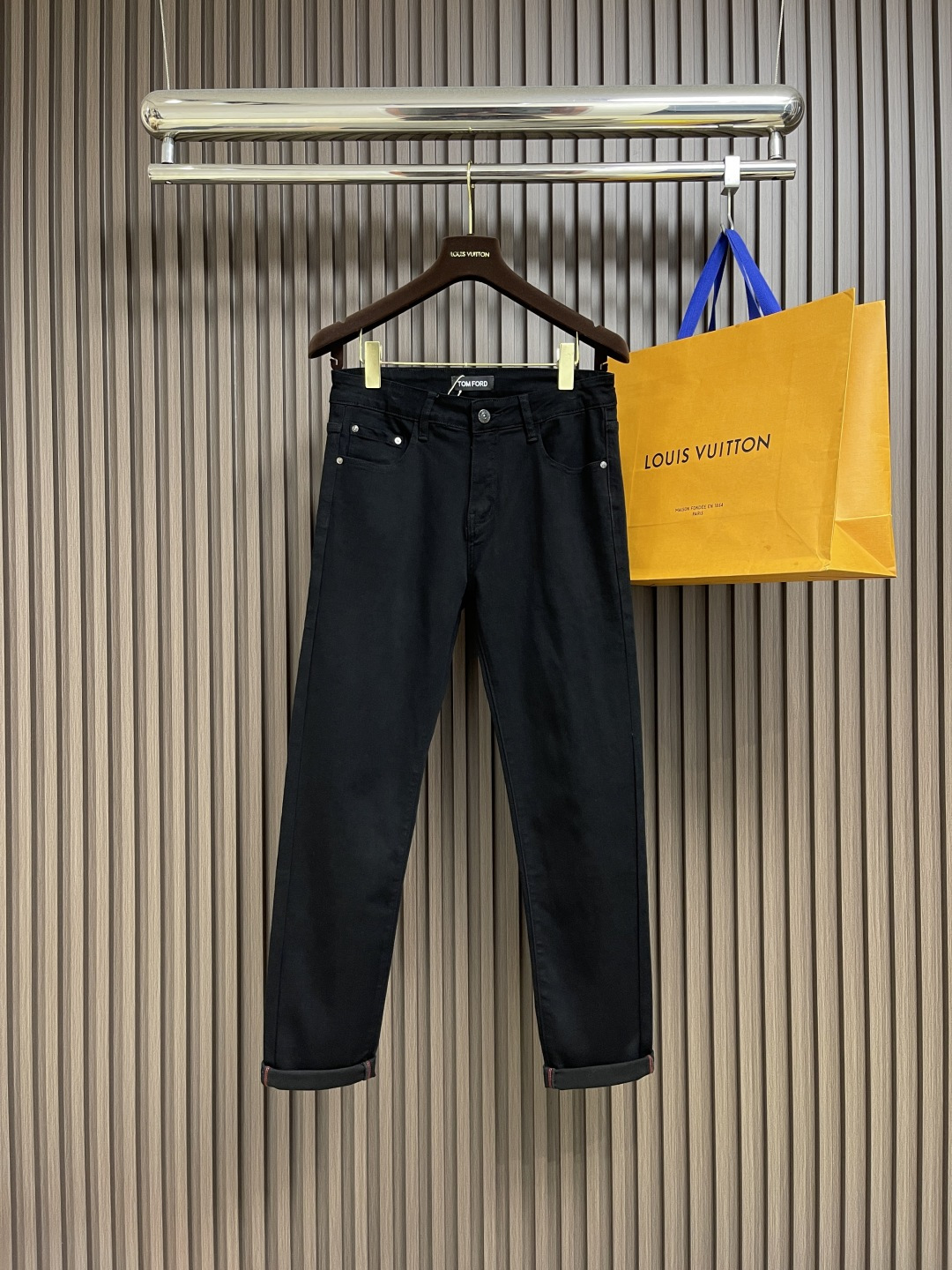 NO:524743,TF 2025FW early autumn men's high-end denim jeans are famous, and the color is classic and versatile. The colors are very suitable for summer matching needs. They are an excellent representative of the unscrupulous and eye-catching style in the dressing season. There is no doubt about the return rate. The fabric is slightly elastic, and the upper body is extremely comfortable and breathable!  The details are perfect, the auxiliary materials are all supplied to customers, with a faint retro flavor, and the fusion with tannin is natural, the style is first-class, buttock lifting, slim, business and casual mix, and the duplexing is extremely practical and can be encountered. Size 28-40 No 35 37,,tom ford,jeans,alexander wang19860909TF 2025FW早秋男士高端丹宁牛仔裤,系出名门,配色属于经典百搭的,色彩非常符合夏季的搭配需求,属于穿搭季拗造型且吸睛的优秀代表,回头率毋庸置疑,面料略带弹性,上身极为舒适且透气！细节完美如斯,辅料皆为客供,有着淡淡的复古味道,与之丹宁的融合浑然天成,版型一流,提臀修身,商务与休闲混搭兼备,复搭实穿性极高,可遇而不可求的高端丹宁产物.尺码28-40 无35 37,,tom ford,jeans,alexander wang,Men's clothing