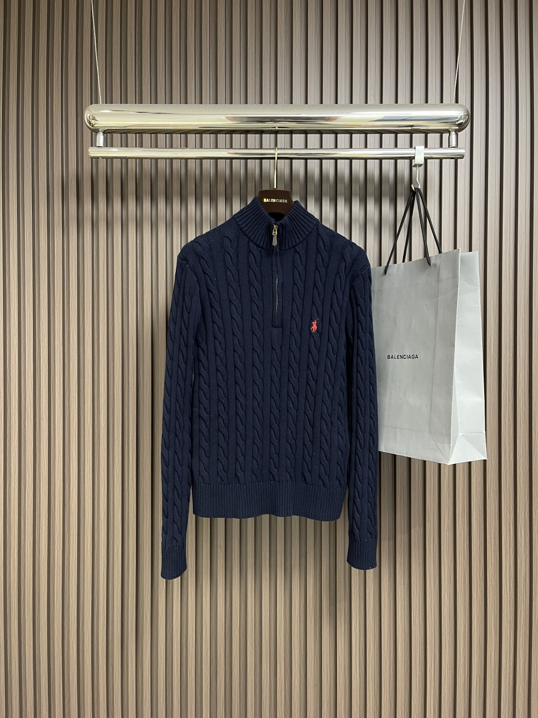 NO:572214,Ralph Lauren cable-knit half-zip sweater, custom-woven cotton cable-knit thick wool, fine texture, classic cable-knit structure design injects soul, precise and orderly arrangement, exquisite pony logo embellishment, with an atmosphere of freedom and vitality, fully recognizable, zipper half-high collar design, just the right sense of gorgeousness, unique details to interpret high-end style, adhere to the eternal elegance and taste. Size S-XL, loro  piana,sweaters,alexander wang19860909Ralph Lauren 拉夫劳伦 绞花编结半拉链毛衣针织衫,定织全棉绞纹厚织毛料 纹理细腻 经典的绞花编结结构设计注入灵魂 排列精准而有序 精致的小马标点缀其间 带着自由与活力的气息 辨识度十足 拉链半高领设计 恰到好处的华丽感 以独到细节诠释高端格调 坚守那份永恒的优雅与品味.尺码S-XL,,loro piana,sweaters,alexander wang,Men's clothing