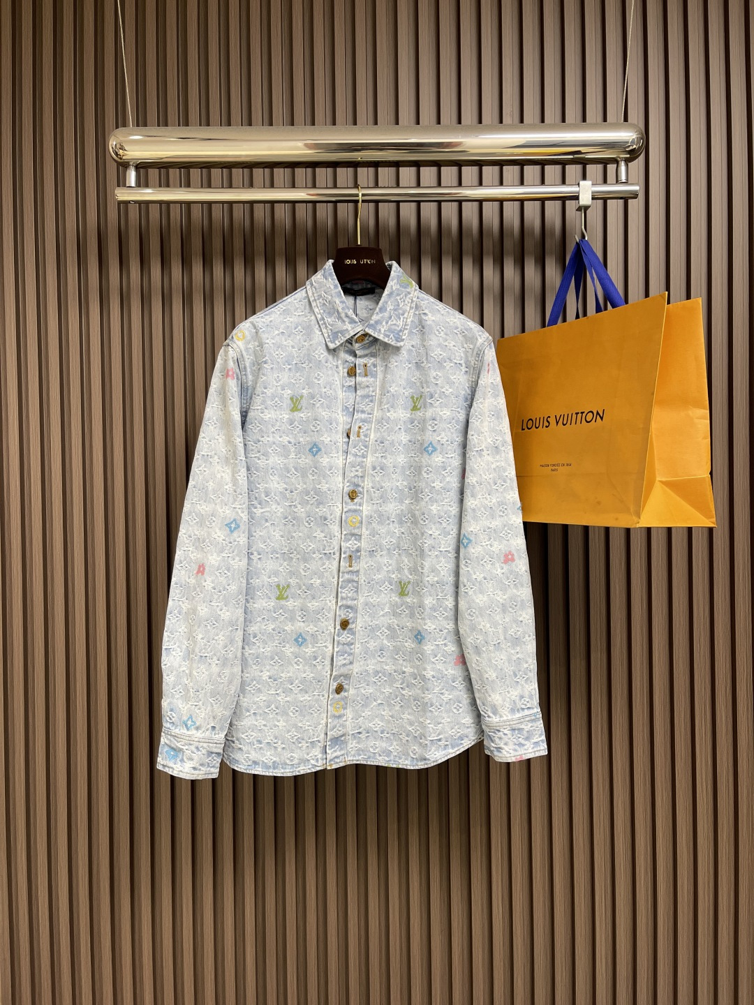NO:572168,LV 2025FW new autumn and winter light blue washed denim shirt, full Monogram Craggy jacquard embellished with cut-out details, distressed metal lettering button placket, hem arc tailoring details, slightly loose fit, same style for men and women. Sizes S-XL, louis vuitton, alexander wang19860909LV 2025FW秋冬新款浅蓝色洗水牛仔衬衣,全幅Monogram Craggy 提花点缀剪花细节,做旧金属刻字纽扣开合门襟 下摆圆弧剪裁细节,微宽松版型 男女同款.尺码S-XL,,louis vuitton,alexander wang,Men's clothing