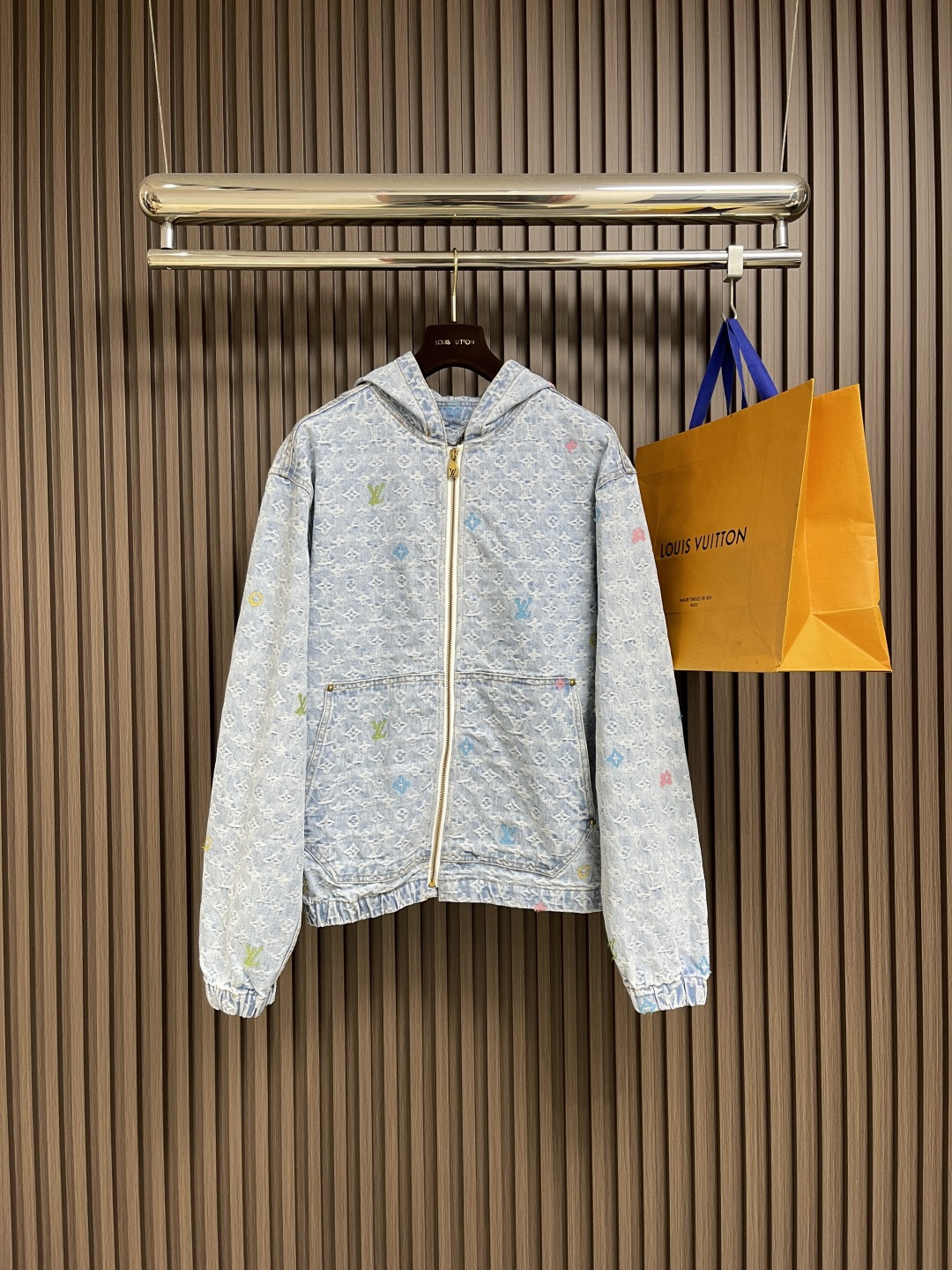 NO:572166,LV 2025FW new autumn and winter light blue washed hooded denim jacket, full Monogram Craggy jacquard embellished with cut-out details, metal zipper placket, elastic elastic sleeve hem, oblique large pockets, slightly loose fit, same style for men and women. Sizes S-XL, Louis Vuitton, jackets & coats, hats, alexander wang19860909LV 2025FW秋冬新款浅蓝色洗水连帽牛仔外套,全幅 Monogram Craggy 提花点缀剪花细节,金属拉链开合门襟 弹力松紧衣袖下摆,斜插大口袋,微宽松版型 男女同款.尺码S-XL,,louis vuitton,jackets & coats,hats,alexander wang,Men's clothing