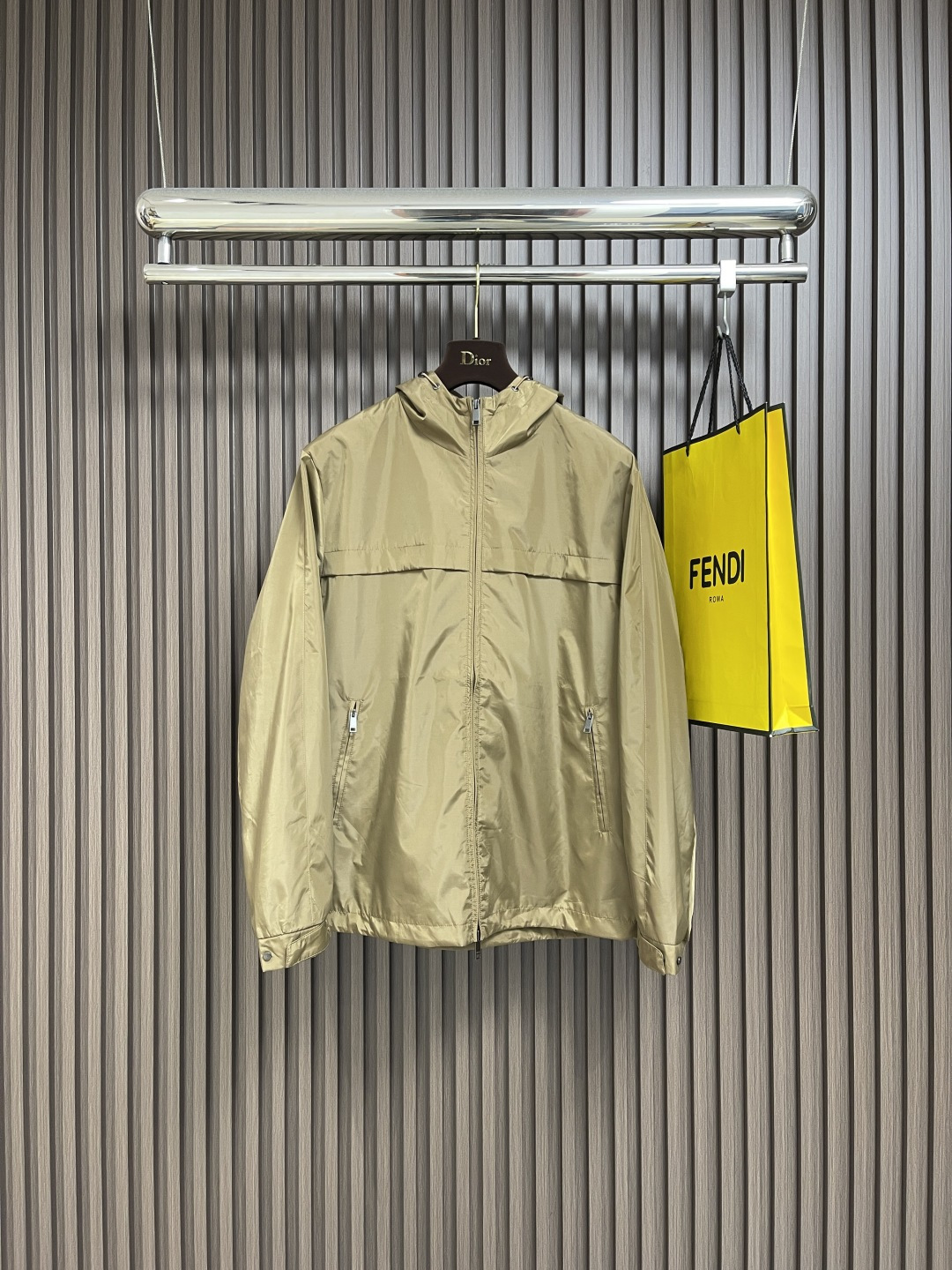 NO:523644,Zegna 2025SS early autumn new hooded jacket, a jacket with a classic design and great appearance, and the quality is even more unscrupulous. You can buy it directly, which is not to be mistaken for high-end products!  Through the detailed pictures, you can feel its powerful aura!  It is both fashionable and functional, and the whole style looks more luxurious and elegant!  Size S-XL, Jackets & coats, Jackets & coats, Hats, Alexander wang19860909Zegna 2025SS早秋新款连帽夹克外套,经典设计感与颜值爆棚的外套,品质更是无法挑剔品控可以直接入手,不容过错的高端臻品！通过细节图片便可感受到它强悍的气场！时尚与功能性兼备,整款显得更加的奢华大气！尺码S-XL,,jackets & coats,jackets & coats,hats,alexander wang,Men's clothing