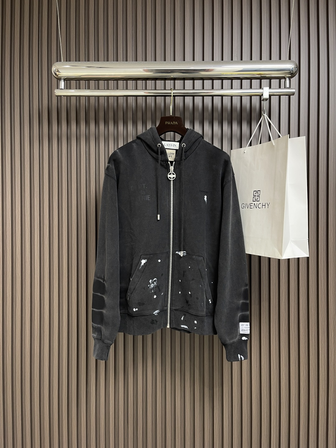 NO:523654,LANVIN 2025SS Autumn and Winter New Spray Painted and Embroidered Logo Casual Sweatshirts, Breaking out the inherent elements of fashion, LANVIN's home court has more exciting features, bringing different visual effects, especially romantic details, simple sweatshirts with a little special feature are very exciting. Size S-XL, hoodie, sweatshirts, alexander wang19860909LANVIN 2025SS秋冬新款喷漆刺绣LOGO休闲卫衣,跳出时装的固有元素,LANVIN的主场还有更多精彩,带来不一样的视觉效果,特别浪漫的细节,简单带点小特色的卫衣很刷存在感.尺码S-XL,,hoodie,sweatshirts,alexander wang,Men's clothing