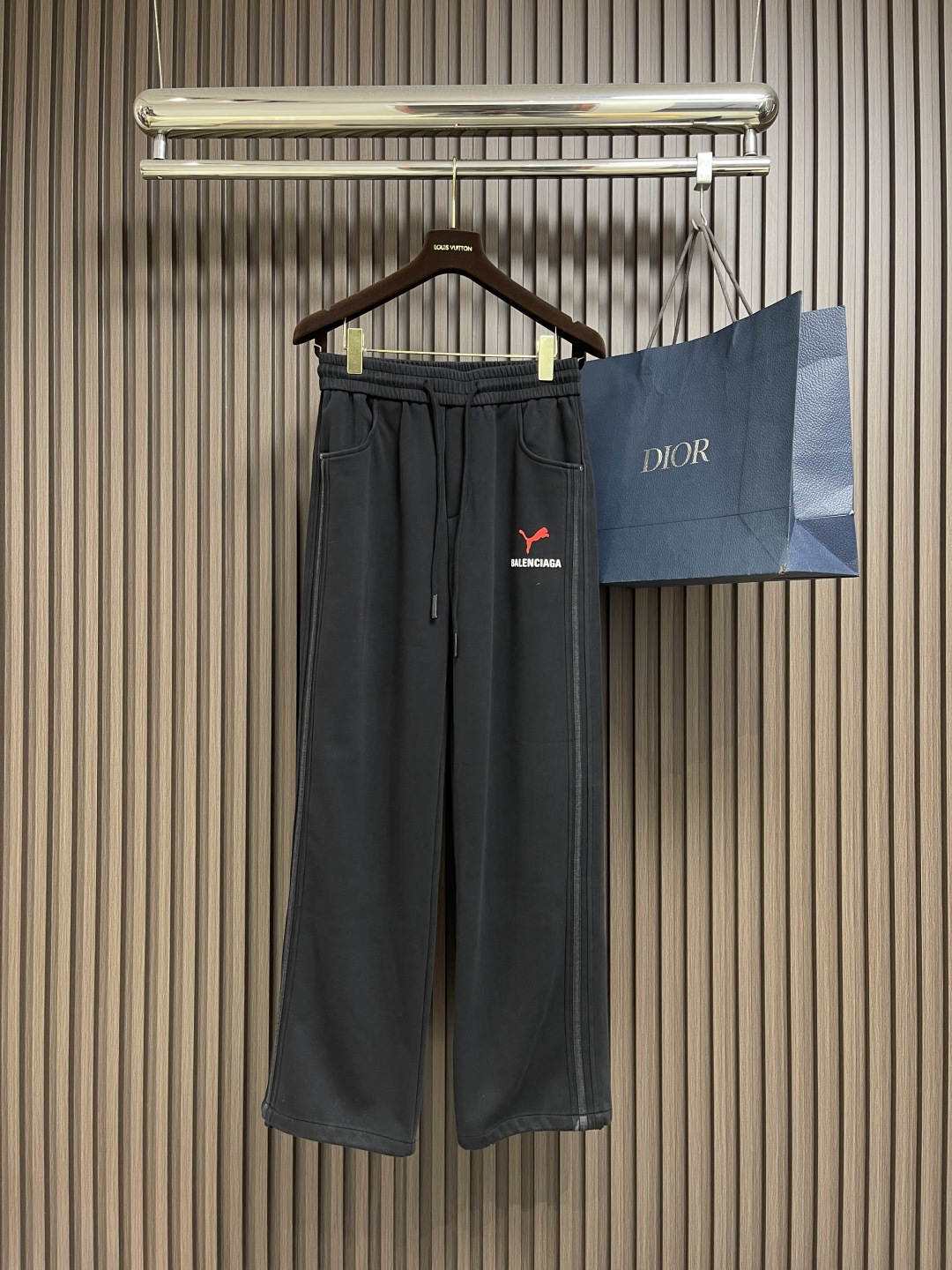 NO:572252,Balenciaga 2025FW new autumn and winter elastic drawstring sweatpants, PU horse co-branded logo letter printed washed and distressed sweatpants, retro washed and distressed craftsmanship, whitewashed by hand, custom fabrics, straight design, perfect tailoring!  Size M-3XL,,balenciaga,alexander wang19860909balenciaga 2025FW秋冬新款松紧抽绳卫裤,pu马联名logo字母印花洗水造旧磨卫裤,复古洗水造旧工艺 手工刷白,定制面料 直筒设计 剪裁完美！尺码M-3XL,,balenciaga,alexander wang,Men's clothing