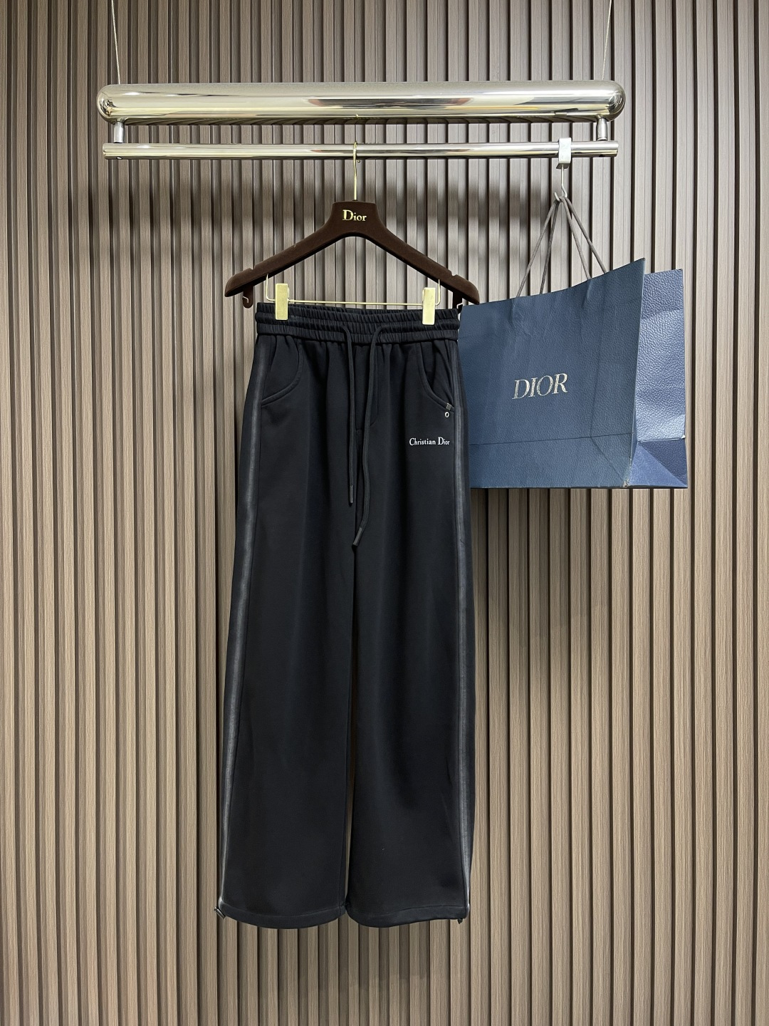 NO:572226,Dior 2025ss new autumn and winter logo letter print washed and distressed sweatpants retro washed and distressed craftsman-made white custom fabric straight design perfectly tailored adjustable trouser legs fully hemmed inside. Sizes M-3XL, dior, alexander wang19860909Dior 2025ss 秋冬新款logo字母印花洗水造旧磨卫裤复古洗水造旧工艺 手工刷白定制面料 直筒设计 剪裁完美可调节裤脚 内里全包边.尺码M-3XL,,dior,alexander wang,Men's clothing