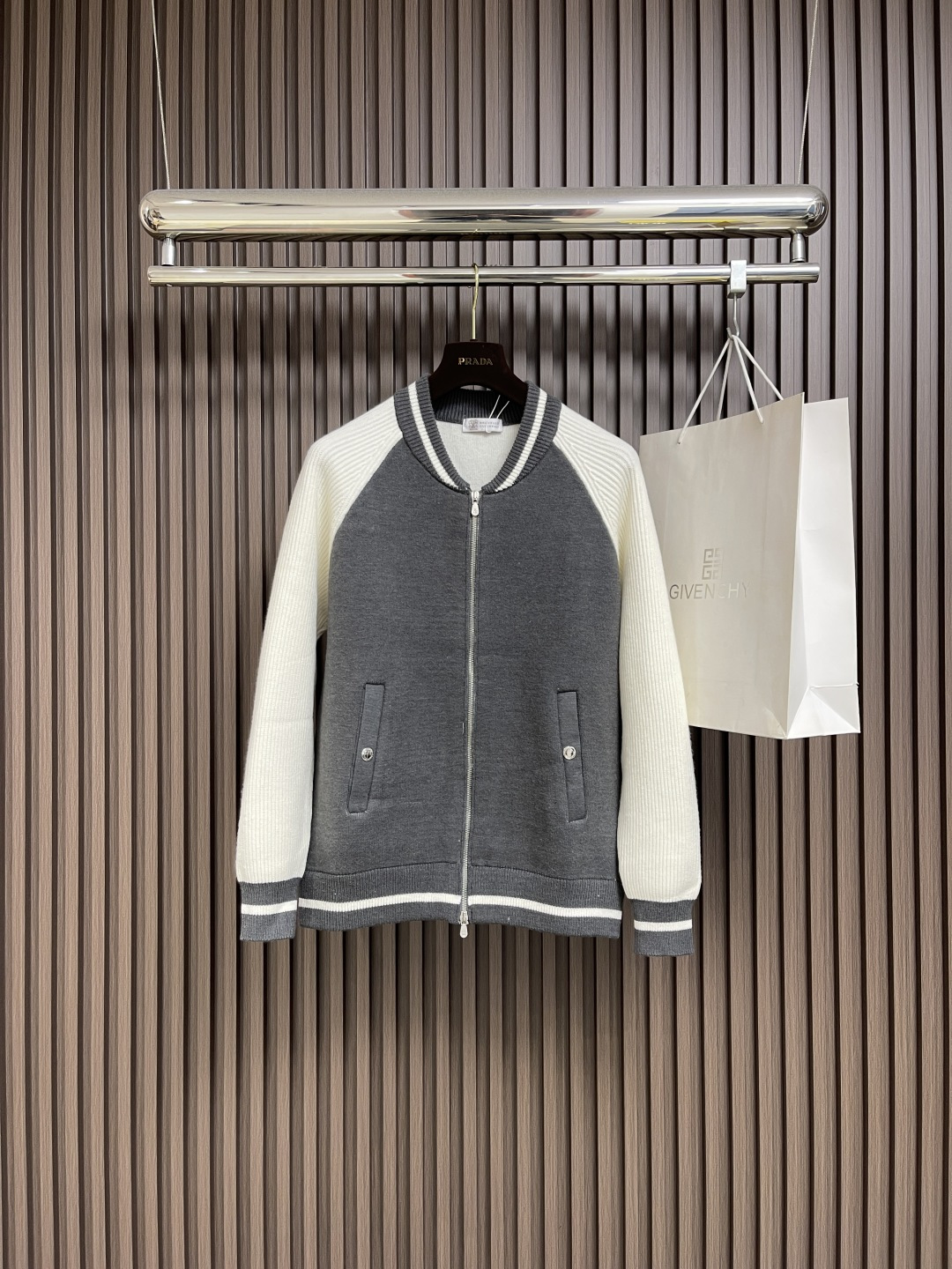 NO:572230,BrunelloCucinelliBrunello．  Cuccinelli BC!  New autumn and winter knitted wool cardigan, color matching logo stripe design!  Crochet logo stripe decoration, classic color crochet design!  This sweater is made of imported knitted wool!  The fabric feels thick and has a certain sense of weight. It has a soft and dense terry texture. It is breathable and skin-friendly and comfortable to wear. The color is beautiful, eye-catching and fashionable. The unique pattern will definitely make you stand out in the crowd!  Casual cut design!  The upper body effect is age-reducing and versatile. Sizes M-XXL M size bust 112cm, length 69cm, sleeve length 72cm, L size chest 116cm, length 71cm, sleeve length 73cm  wang19860909BrunelloCucinelli布鲁内洛．库奇内利 BC！秋冬新款针织羊毛开衫,配色标识条纹工艺设计！钩织标识条纹修饰,设计经典配色钩织设计！此款毛衣甄选客供进口针织羊毛材质！面料手感偏厚实,有一定的自重感,柔软绵密的毛圈肌理,贴身穿着透气亲肤舒适,色彩靓丽、吸睛时髦度爆棚,与众不同的图案绝对可以让你在人群中出彩万分！休闲版型裁剪设计！上身效果减龄又百搭.尺码M-XXL M码胸围112cm 衣长69cm 袖长72cm L码胸围116cm 衣长71cm 袖长73cm XL码胸围120cm 衣长73cm 袖长74cm XXL码胸围124cm 衣长74cm 袖长75cm,,brunello cucinelli,sweaters,alexander wang,Men's clothing