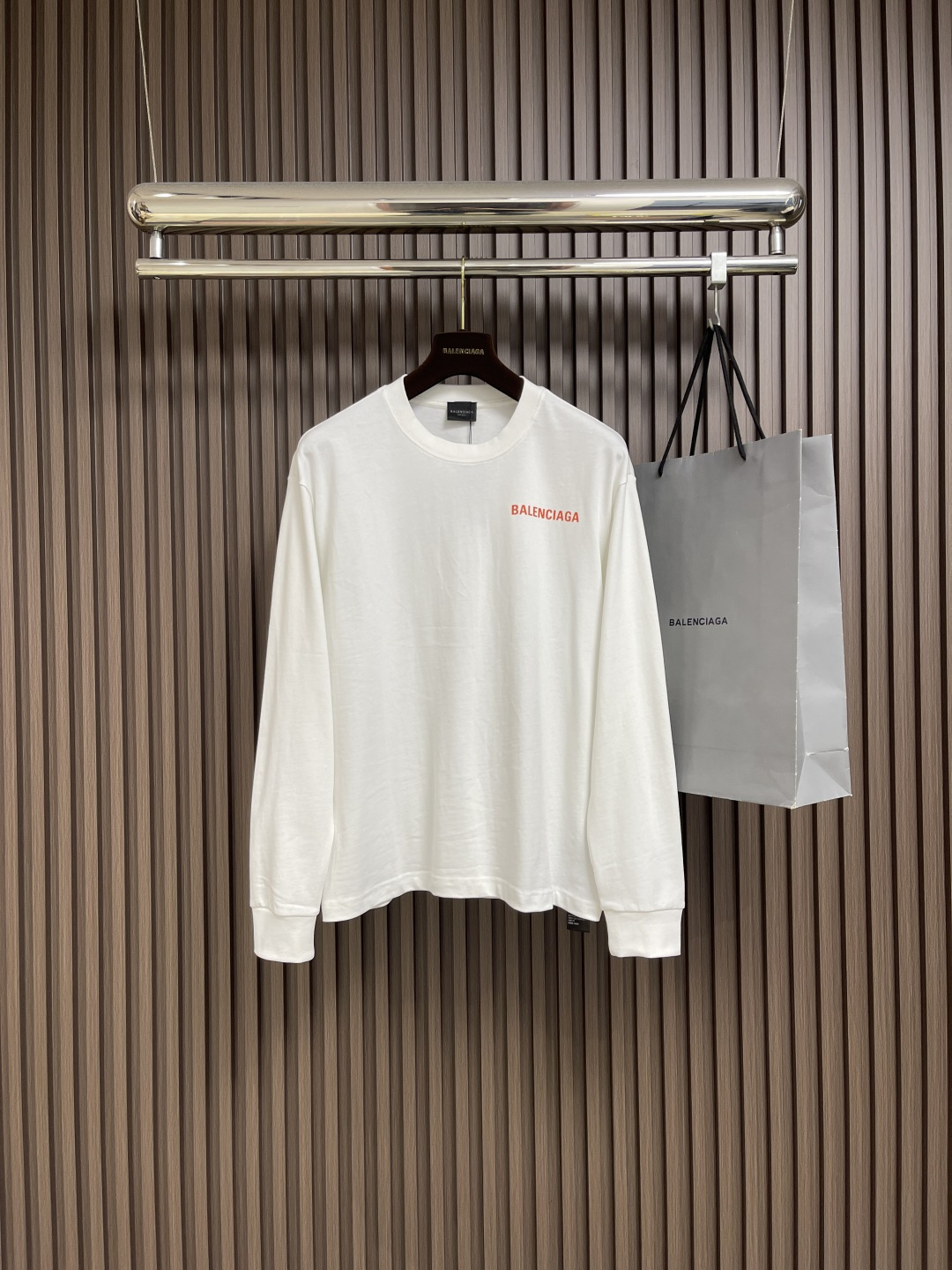 NO:572172,Balenciaga printed long-sleeved T-shirt is made of custom-woven and custom-dyed pure cotton fabric. It feels soft and comfortable. It uses a special sizing printing process. Its characteristic is that it uses high-performance stacking to create a sense of layering on the printed pattern. The color is consistent and there is no color difference. The overall wiring is straight and thin to create a fashionable look. It can be used in various occasions. Customized accessories. Complete three labels. Same style for men and women!  Size S-3XL S size bust 53 shoulder width 49.5 length 67 sleeve length 60 medium chest size 55 shoulder width 51 length 69 sleeve length 61 size L bust 57 shoulder width 52.5 length 71 sleeve length 62 XL size bust 59 shoulder width 54 length 73 sleeve length 63 2XL size bust 61  Shoulder width 55.5, clothing length 75, sleeve length 64, 3XL size, bust 63, shoulder width 57, clothing length 77, sleeve length 65, balenciaga, tees, t-shirt, alexander wang19860909balenciaga 印花长袖T恤,采用定织定染纯棉面料 手感柔软舒适 运用特种拉浆印花工艺 其特点是使用具有叠高性能使印花图案上创造出一种层次感 颜色一致无色差 整体走线平直细营造时尚造型,驾驭各种场合,定制辅料,三标齐全,男女同款！尺码S-3XL S码胸围53 肩宽49.5 衣长67袖长60 M码胸围55 肩宽51 衣长69袖长61 L码 胸围57 肩宽52.5 衣长71 袖长62 XL码 胸围59 肩宽54 衣长73袖长63 2XL码 胸围61 肩宽55.5衣长75袖长64 3XL码 胸围63 肩宽57 衣长77袖长65,,balenciaga,tees，t-shirt,alexander wang,Men's clothing