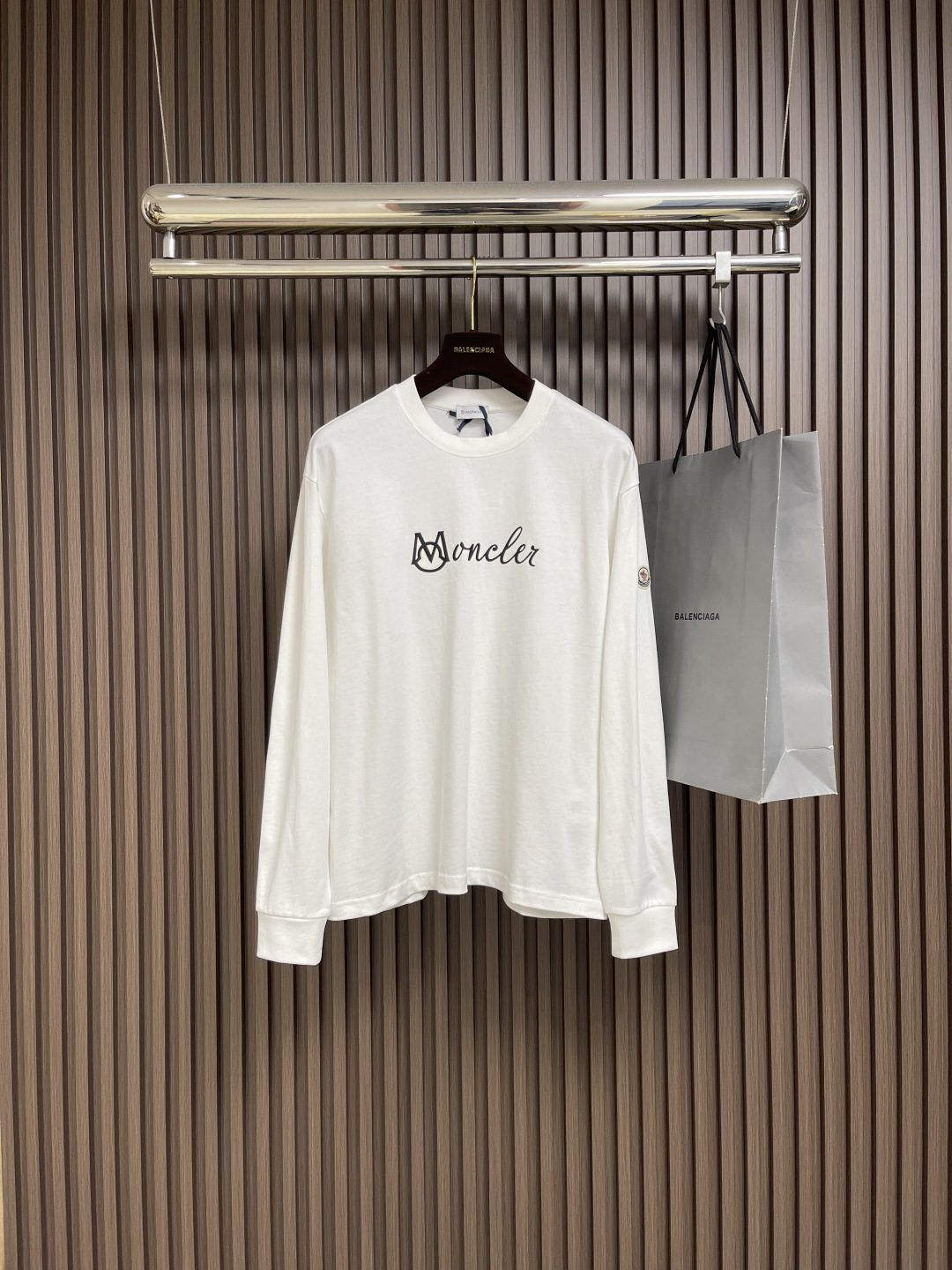 NO:572174,Moncler 2025FW new brand letter printed cotton versatile casual round neck long-sleeved T-shirt, fashionable and versatile, tall and stylish upper body, no matter who to wear, can be worn perfectly at any age, customized Tencel soft cotton fabric. Size S-3XL S size bust 53 shoulder width 49.5 length 67 sleeve length 60 M size chest 55 shoulder width 51 length 69 sleeve length 61 L size bust 57 shoulder width 52.5  Dress length 71 Sleeve length 62 XL Bust 59 Shoulder width 54 Dress length 73 Sleeve length 63 2XL Bust 61 Shoulder width 55.5 Dress length 75 Sleeve length 64 3XL Bust 63 Shoulder width 57 Dress length 77 Sleeve length 65,,tees,t-shirt,alexander wang19860909Moncler 2025FW新款品牌字母印花棉质百搭休闲圆领长袖T恤,时尚百搭、上身挺拔有型,不挑人穿、任何年龄段都可完美驾驭,定制天丝柔棉面料.尺码S-3XL S码胸围53 肩宽49.5 衣长67袖长60 M码胸围55 肩宽51 衣长69袖长61 L码 胸围57 肩宽52.5 衣长71 袖长62 XL码 胸围59 肩宽54 衣长73袖长63 2XL码 胸围61 肩宽55.5 衣长75袖长64 3XL码 胸围63 肩宽57 衣长77袖长65,,tees，t-shirt,alexander wang,Men's clothing