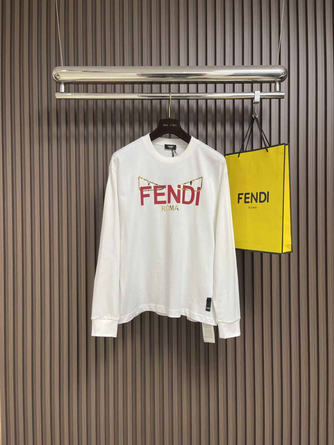 NO:572253,FENDI 2025SS early spring round neck long-sleeved T-shirt, imported original fabrics, top-notch printed letter pattern logo, unique design, comfortable and breathable upper body, extremely high-grade, handsome upper body. Size S-3XL S size chest 53 shoulder width 49.5 length 67 sleeve length 60 M size chest 55 shoulder width 51 length 69 sleeve length 61 L size bust 57 shoulder width 52.5  Dress length 71 Sleeve length 62 XL Bust 59 Shoulder width 54 Dress length 73 Sleeve length 63 2XL Bust 61 Shoulder width 55.5 Dress length 75 Sleeve length 64 3XL Bust 63 Shoulder width 57 Dress length 77 Sleeve length 65, fendi, tees, t-shirt, alexander wang19860909FENDI 2025SS早春圆领长袖t恤,进口原版面料,顶级印花工艺字母图案logo,独特设计,上身舒适透气,档次极高,上身帅气十足.尺码S-3XL S码胸围53 肩宽49.5 衣长67袖长60 M码胸围55 肩宽51 衣长69袖长61 L码 胸围57 肩宽52.5 衣长71 袖长62 XL码 胸围59 肩宽54 衣长73袖长63 2XL码 胸围61 肩宽55.5 衣长75袖长64 3XL码 胸围63 肩宽57 衣长77袖长65,,fendi,tees，t-shirt,alexander wang,Men's clothing