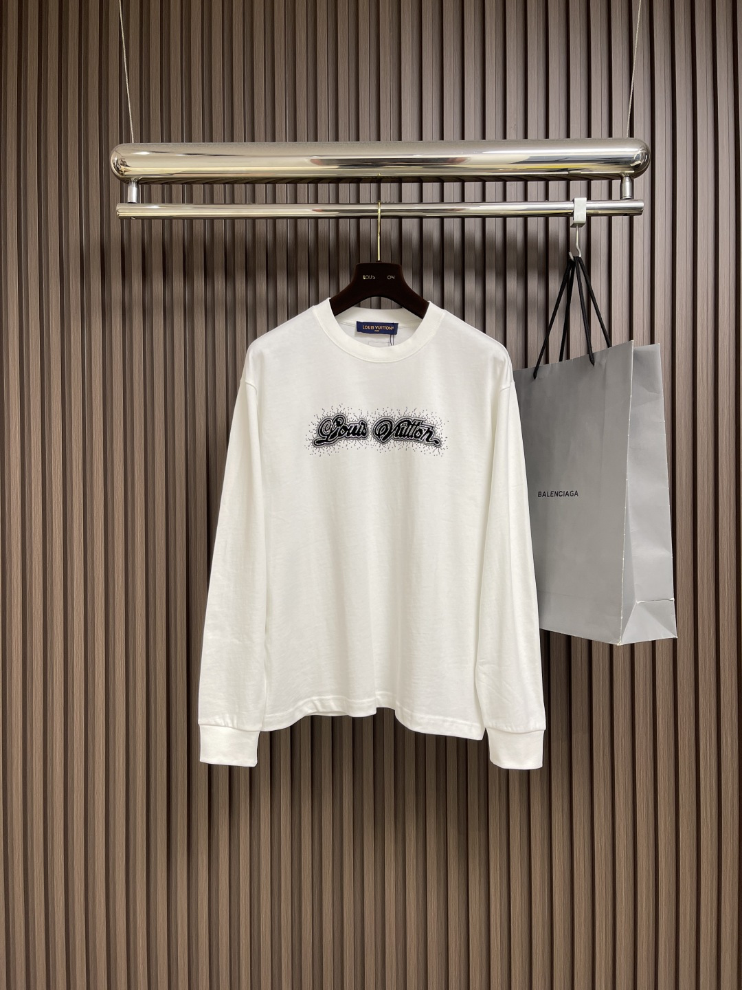 NO:572175,LV 2025SS hot-drilled small logo long-sleeved T-shirt, custom-made g cotton double yarn tight and smooth fabric, clean cloth surface, clear cloth pattern, very delicate and solid feel, more firm. The cuffs are widened and threaded to fit the wrist width, tight and wear-resistant, and the whole garment is three-dimensionally positioned. Size S-3XL S size bust 53 shoulder width 49.5 length 67 sleeve length 60 M size bust 55 shoulder width 51  Length 69 Sleeve length 61 Size L Bust 57 Shoulder width 52.5 Length 71 Sleeve length 62 XL Size Bust 59 Shoulder width 54 Dress length 73 Sleeve length 63 2XL Size Chest 61 Shoulder width 55.5 Dress length 75 Sleeve length 64 3   vuitton,tees,t-shirt,alexander wang19860909LV 2025SS烫钻小logo长袖t恤,定制g全棉双纱紧密爽滑面料,布面干净,布纹清晰,手感非常细腻扎实,更加力挺 袖口加宽螺纹设计,贴合手腕宽度,紧实耐磨,整衣立体定位剪裁.尺码S-3XL S码胸围53 肩宽49.5 衣长67袖长60 M码胸围55 肩宽51 衣长69袖长61 L码 胸围57 肩宽52.5 衣长71 袖长62 XL码 胸围59 肩宽54 衣长73袖长63 2XL码 胸围61 肩宽55.5 衣长75袖长64 3XL码 胸围63 肩宽57 衣长77袖长65,,louis vuitton,tees，t-shirt,alexander wang,Men's clothing