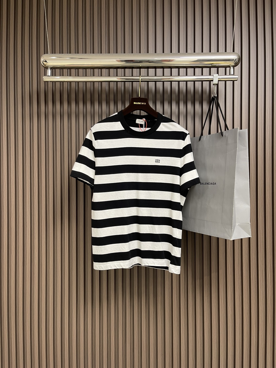 NO:600124,Celine Arc de Triomphe striped short-sleeved T-shirt, custom-made luxury contrast striped mercerized cotton plain fabric, soft and delicate, comfortable and close to the skin. Classic black and white are intertwined in the form of stripes like the black and white keys on a piano, playing a harmonious rhythm. The iconic Celine Arc de Triomphe embroidery is embellished on the chest, three-dimensional and vivid, fully recognizable. The dropped shoulder design is like a stroke of genius, creating a unique visual rhythm.  The beauty of the layers lies in the stripes. The imported machine embroidery technology is used to realize the Arc de Triomphe embroidery work using advanced computer control systems and precision mechanical components. High precision, smooth and delicate lines, and ergonomic three-dimensional cutting. Return to traditional craftsmanship through segmentation, folding, shrinking, and stretching techniques. The so-called slow work produces fine work, which is respect for the material. The pursuit of feel. The workmanship is complex and cumbersome. Slow timeliness. High loss. The fabrics have been washed. The texture is better and not easy to deform.  Not easy to shrink, not easy to fade, maintain long-term beauty. Sizes S-XL,,celine,T-shirt,tees,t-shirt,alexander wang19860909Celine 凯旋门条纹短袖T恤,定制奢感撞色条纹丝光棉平纹布 柔软细腻 舒适贴肤 经典黑白色以条纹的形式交织如同钢琴上的黑白琴键 弹奏出和谐的节奏 标志性Celine 凯旋门刺绣点缀于胸前 立体而生动 辨识度十足 落肩设计宛如神来之笔 碰撞出一种别样的视觉韵律 层次之美尽在条纹,采用进口机刺绣工艺使用先进的计算机控制系统和精密的机械部件实现凯旋门刺绣作业 精度高 线条流畅而细腻,人体学立体裁剪 回归传统工艺手法 通过分割 折叠 抽缩 拉展技术手法 所谓慢工出细活 是对材料的尊重 对手感的追求 做工复杂 繁琐 时效慢 损耗高,面料都经过浇洗 手感质感更佳 不易变形 不易缩水 不易褪色 保持长久的美观.尺码S-XL,,celine,T-shirt,tees，t-shirt,alexander wang,Men's clothing