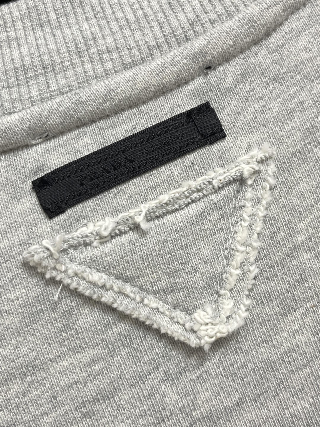 🛒🛒PRADA 简称字母3D立体印花棉质圆领卫衣，32S反向毛圈底纱交织，其结构紧密扎实，双纱合股赋予布