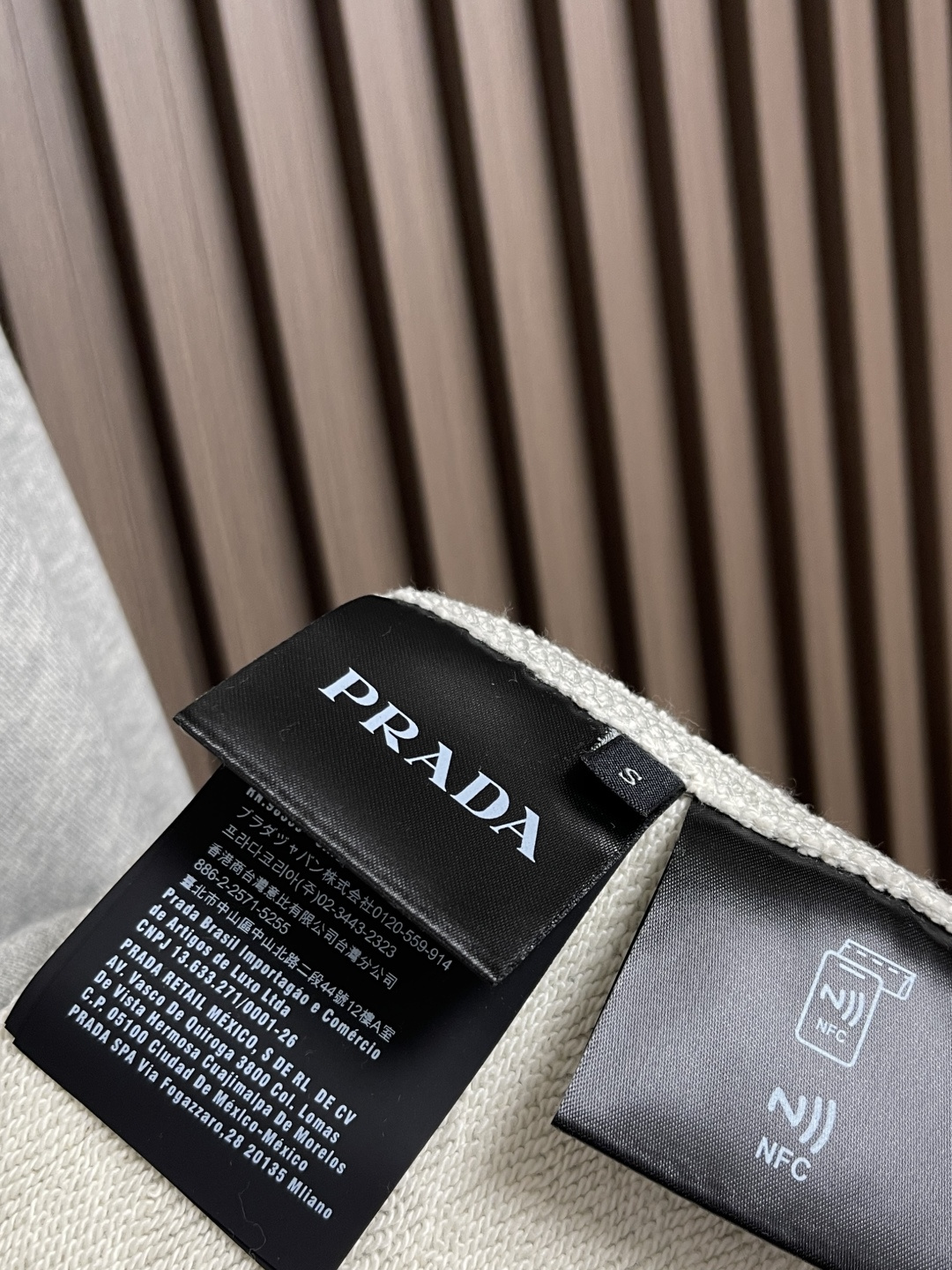 🛒🛒PRADA 简称字母3D立体印花棉质圆领卫衣，32S反向毛圈底纱交织，其结构紧密扎实，双纱合股赋予布