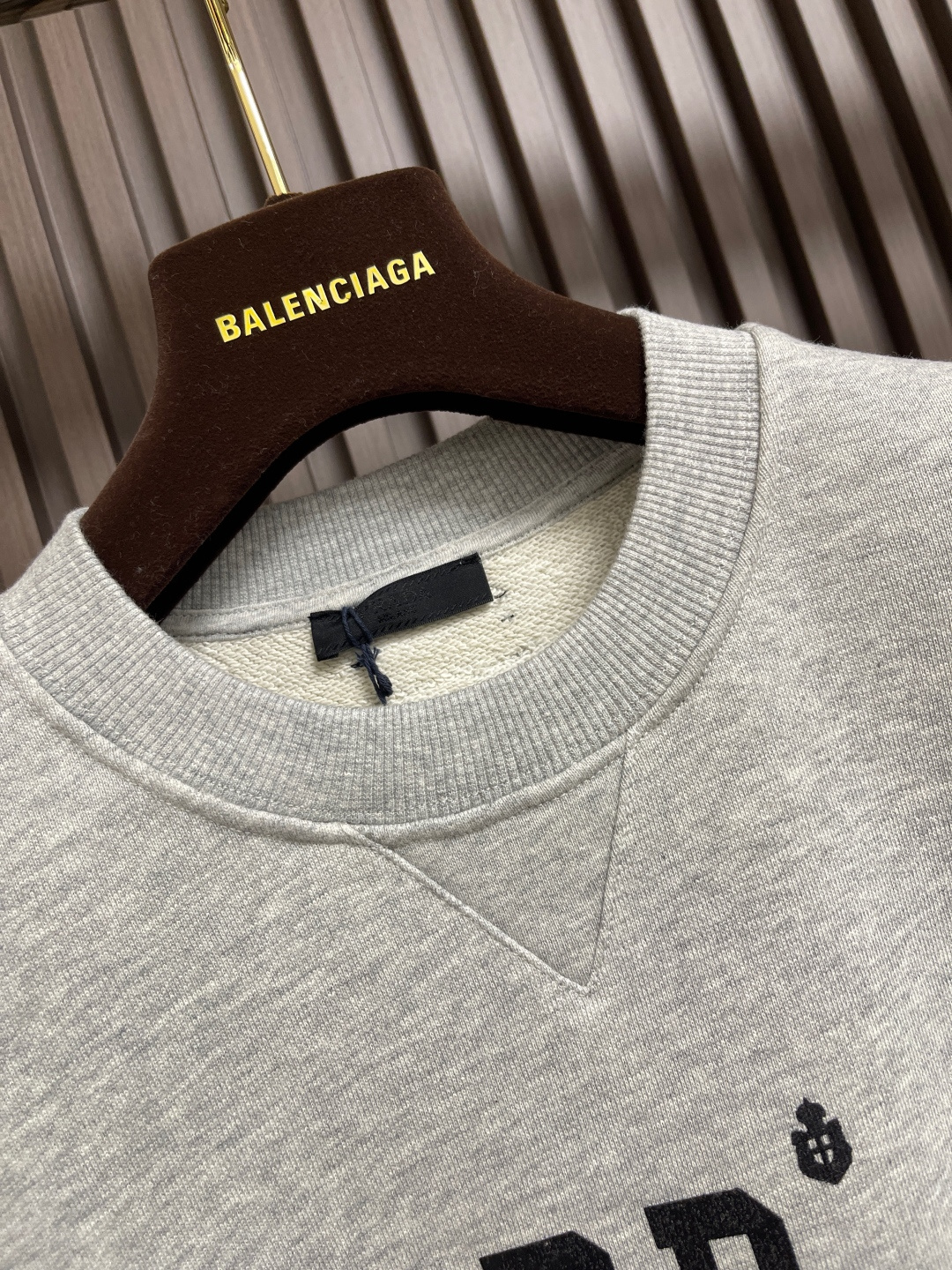 🛒🛒PRADA 简称字母3D立体印花棉质圆领卫衣，32S反向毛圈底纱交织，其结构紧密扎实，双纱合股赋予布