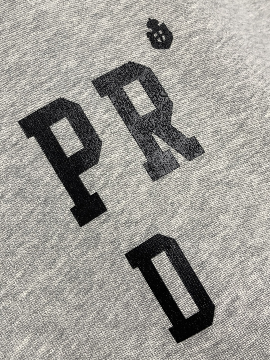 🛒🛒PRADA 简称字母3D立体印花棉质圆领卫衣，32S反向毛圈底纱交织，其结构紧密扎实，双纱合股赋予布