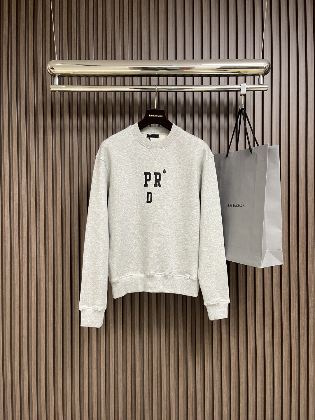 NO:524719,PRADA is referred to as the letter 3D three-dimensional printed cotton round-neck sweatshirt, with 32S reverse terry bottom yarn interwoven, its structure is tight and solid, and the double yarn thighs give the cloth a smooth texture; the reverse terry process forms a glutinous velvet ring on the bottom, greatly improving the softness, water absorption and warmth performance of the fabric, and the overall thickness is thick and not without losing its flexibility. The environmentally friendly thick plate printing and suede printing process combine to present a dual texture of three-dimensional fullness and delicate soft velvet. The thick plate printing builds a strong and elastic significant 3D protrusion effect through multiple scraping of thick plate glue, with tough graphic outlines, wear-resistant and washable. The suede print uses the fine fiber fluff covered on the surface to present a soft and delicate velvet touch and matte high-end visual effect. Size M-XXL,, prada, hoodie, sweatshirts, alexander wang19860909PRADA 简称字母3D立体印花棉质圆领卫衣,32S反向毛圈底纱交织,其结构紧密扎实,双纱合股赋予布面匀光洁的质感；反向毛圈工艺则于底面形成丰糯绒圈,极大提升了织物的柔软度、吸水性及保暖性能,整体厚实而不失柔韧.环保厚板印花与绒面印花工艺结合,呈现出立体饱满与细腻柔绒的双重质感.厚板印花通过多次刮印厚版胶浆,构筑起坚固且富有弹性的显著3D凸起效果,图形轮廓硬朗,耐磨耐洗.绒面印花则借助表面覆盖的细小纤维绒毛,呈现出柔软细腻的丝绒触感与哑光高级视觉效果.尺码M-XXL,,prada,hoodie,sweatshirts,alexander wang,Men's clothing