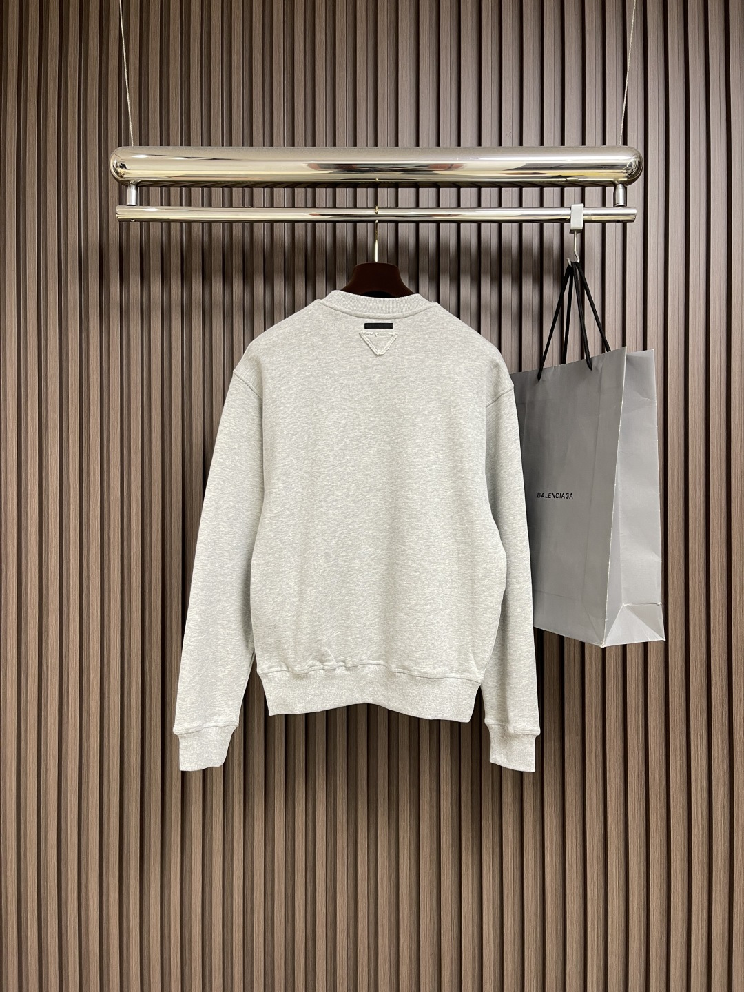 🛒🛒PRADA 简称字母3D立体印花棉质圆领卫衣，32S反向毛圈底纱交织，其结构紧密扎实，双纱合股赋予布