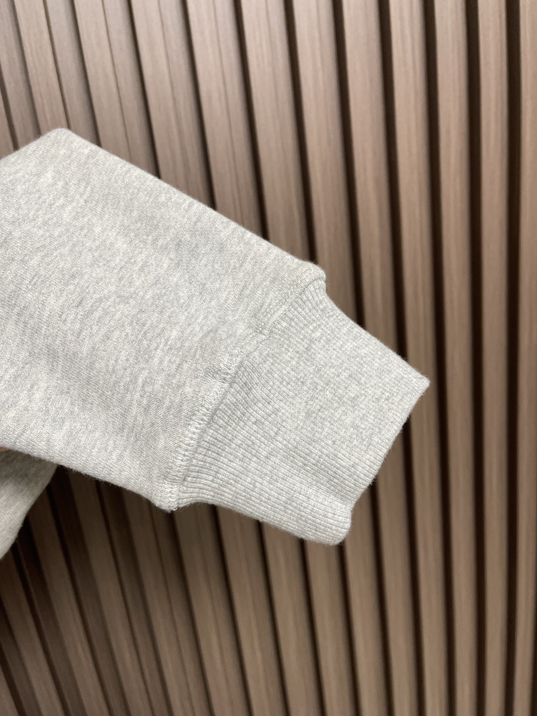 🛒🛒PRADA 简称字母3D立体印花棉质圆领卫衣，32S反向毛圈底纱交织，其结构紧密扎实，双纱合股赋予布