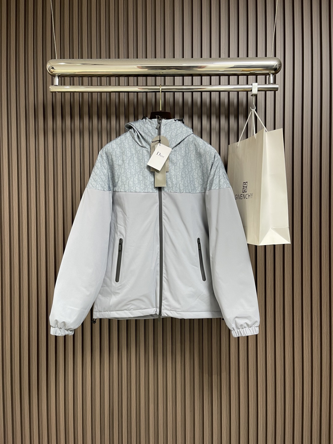 NO:546936,Dior 2025ss new hooded splicing jacket pays tribute to Dior's classic oblique print. It is carefully crafted from customer-supplied fabrics and is honed with oblique prints. The hem is made of contrasting fabrics, which can be matched or sported to create a unique look. The same style as men and women. Size S-XL, dior, jackets & coats, hats, alexander wang19860909Dior 2025ss新款连帽拼接外套,向dior经典的 oblique 印花致敬.采用客供面料精心制作,与风帽饰以珩缝oblique印花.下摆采用对比鲜明的面料,可搭配或运动,打造别具一格的造型.男女同款.尺码S-XL,,dior,jackets & coats,hats,alexander wang,Men's clothing