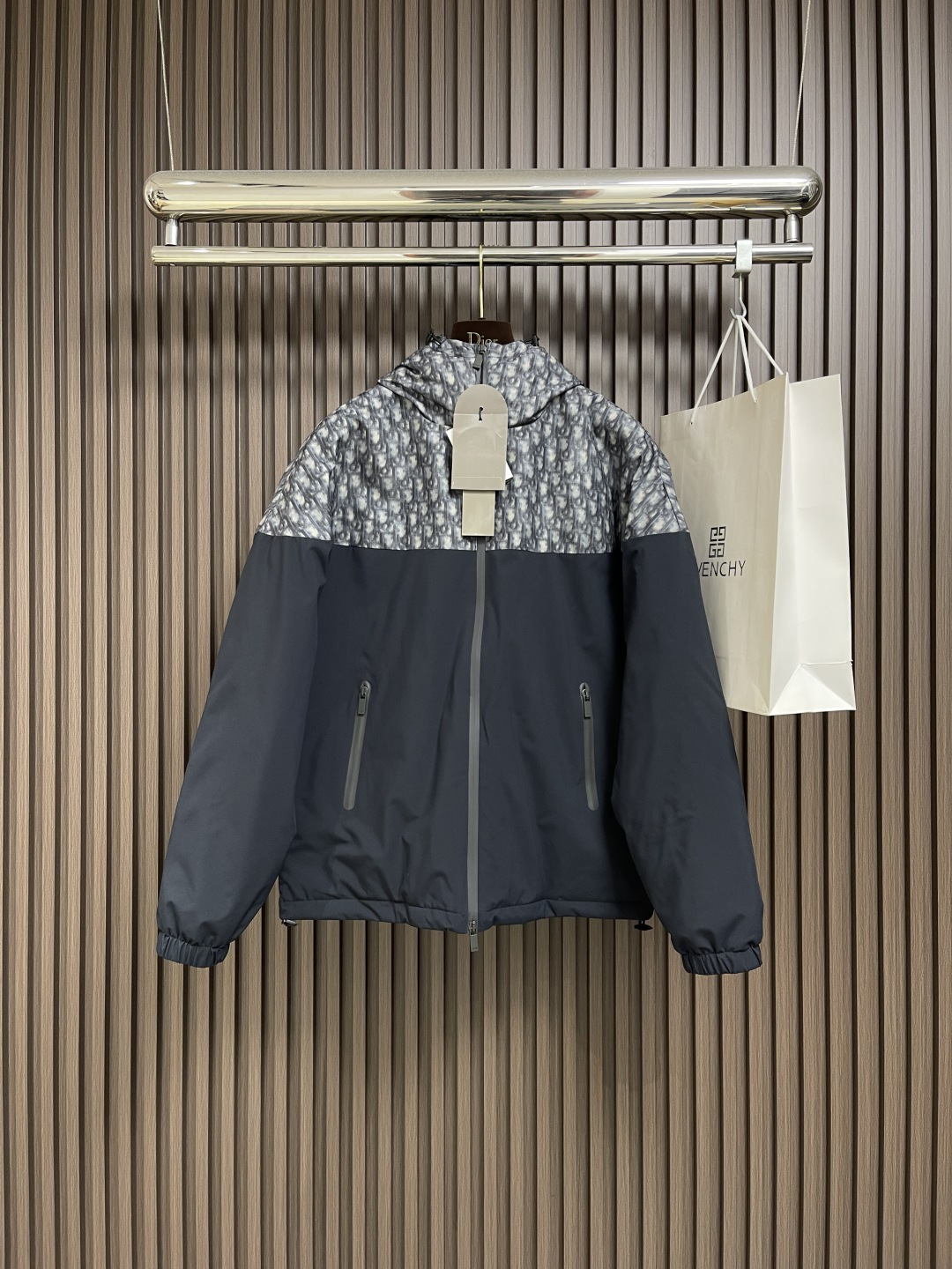 NO:540674,Dior 2025ss new hooded splicing jacket pays tribute to Dior's classic oblique print. It is carefully crafted from customer-supplied fabrics and is honed with oblique prints. The hem is made of contrasting fabrics, which can be matched or sported to create a unique look. The same style as men and women. Size S-XL, dior, jackets & coats, hats, alexander wang19860909Dior 2025ss新款连帽拼接外套,向dior经典的 oblique 印花致敬.采用客供面料精心制作,与风帽饰以珩缝oblique印花.下摆采用对比鲜明的面料,可搭配或运动,打造别具一格的造型.男女同款.尺码S-XL,,dior,jackets & coats,hats,alexander wang,Men's clothing