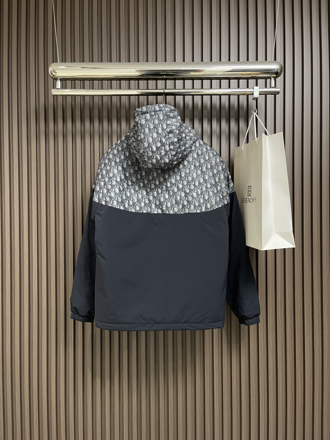 🛒🛒Dior 2025ss新款连帽拼接外套，向dior经典的 oblique 印花致敬。采用客供面料精心