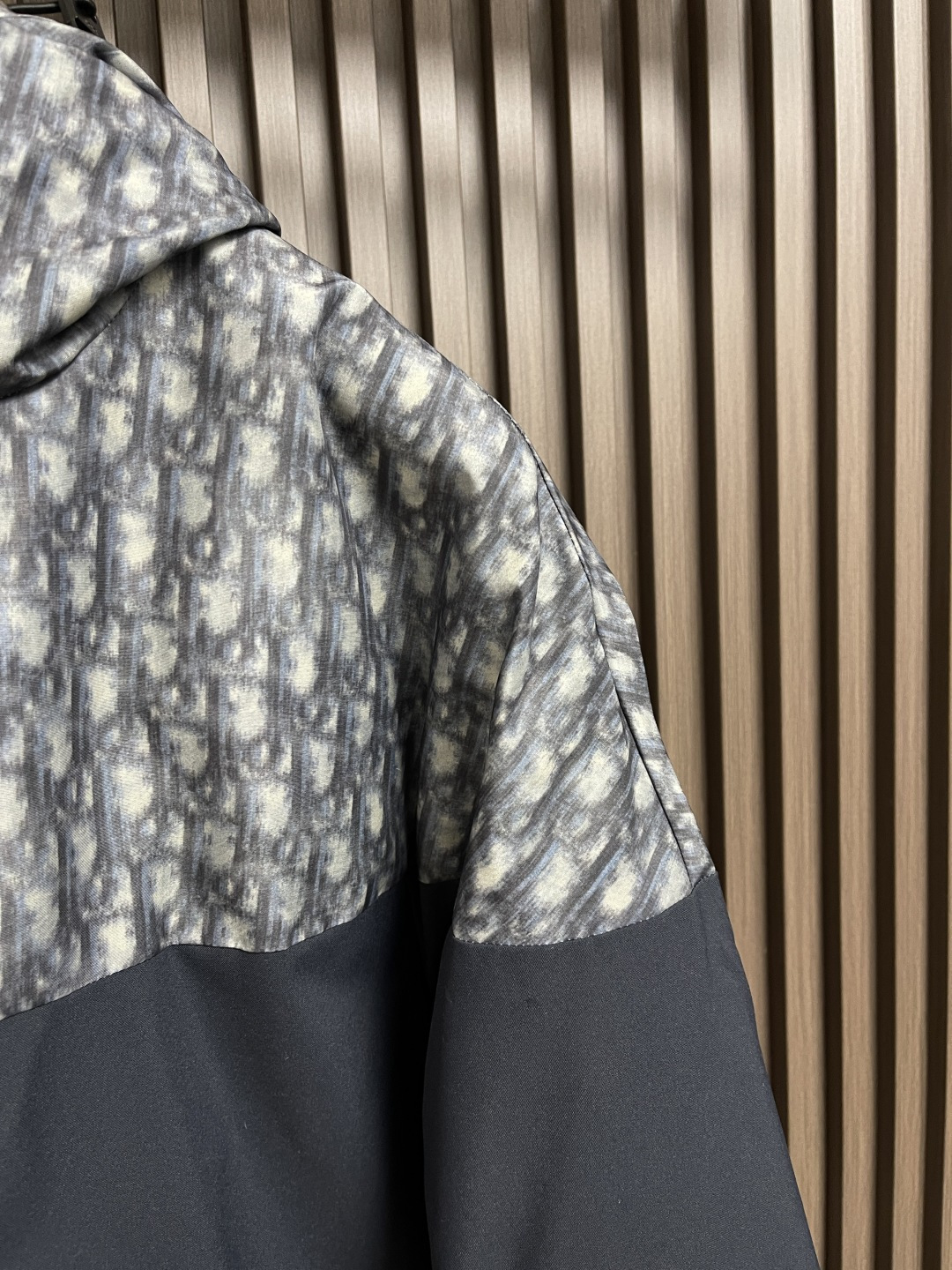 🛒🛒Dior 2025ss新款连帽拼接外套，向dior经典的 oblique 印花致敬。采用客供面料精心