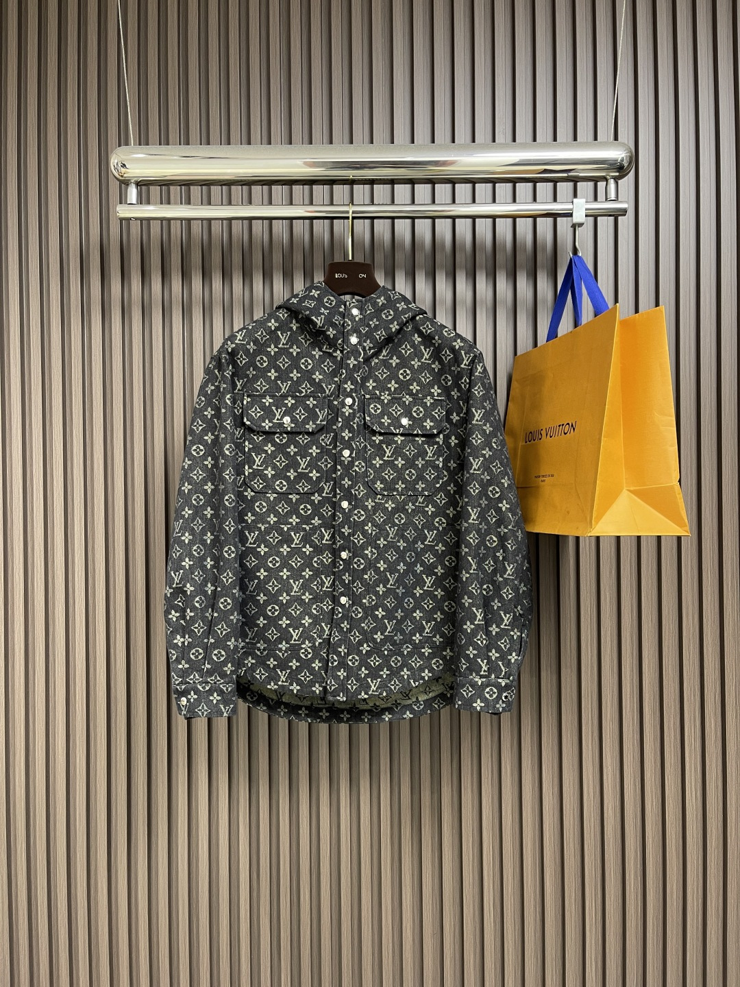 NO:537634,LV 2025s classic presbyterian hooded jacket, decorated with Monogram print, high-end cotton blend is crisp and stylish. Button plaque + flip chest pocket design, hooded tailoring is both practical and luxurious. Metallic luster background sets off, interpreting the eternal fashion gene of LV. Classic and street feel coexist. High-end cotton blend, hooded tailoring, size M-3XL,,louis vuitton, jackets & coats, jackets & coats, hats, alexander wang19860909LV 2025s经典老花连帽夹克外套,缀满Monogram印花,高级棉质混纺挺括有型.纽扣开襟＋翻盖胸袋设计,连帽剪裁兼顾实用与奢华.金属光泽背景衬托,诠释LV永恒时尚基因.经典与街头感并存.高级棉质混纺,连帽剪裁,尺码M-3XL,,louis vuitton,jackets & coats,jackets & coats,hats,alexander wang,Men's clothing