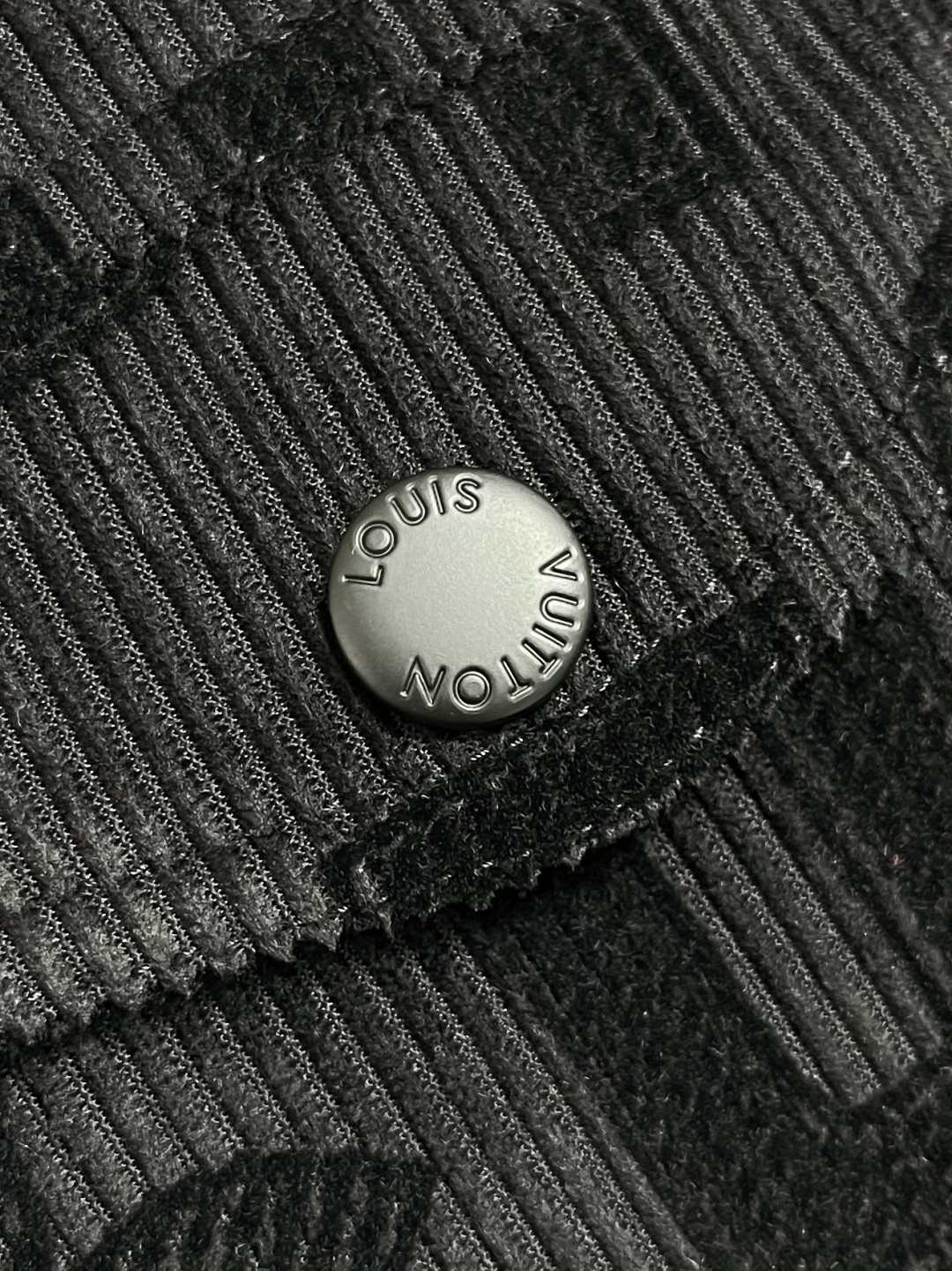 🛒🛒LV 2025s植绒满印外套。采用平纹布立体织绒